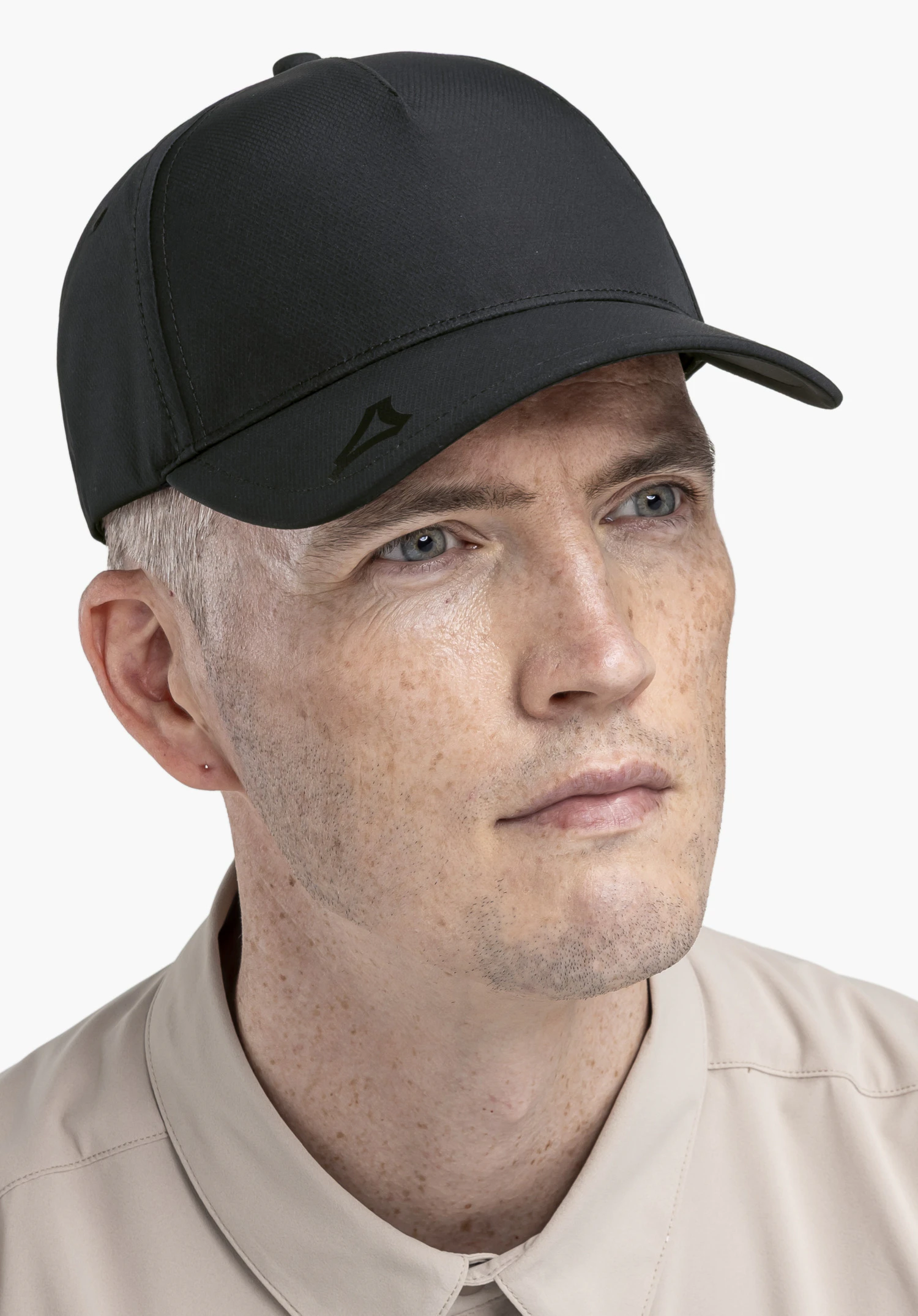 Cap Style Dooser UNI in black shown on a model with head turned slightly to the side, featuring a subtle Schöffel logo on the brim against a neutral background.
