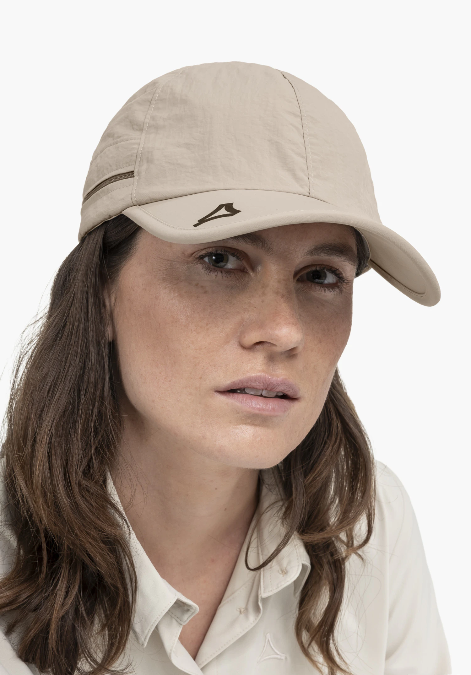 Cap Style Dalfoss UNI en beige, portée par un mannequin de face sur un fond neutre, avec le logo Schöffel visible sur la visière.