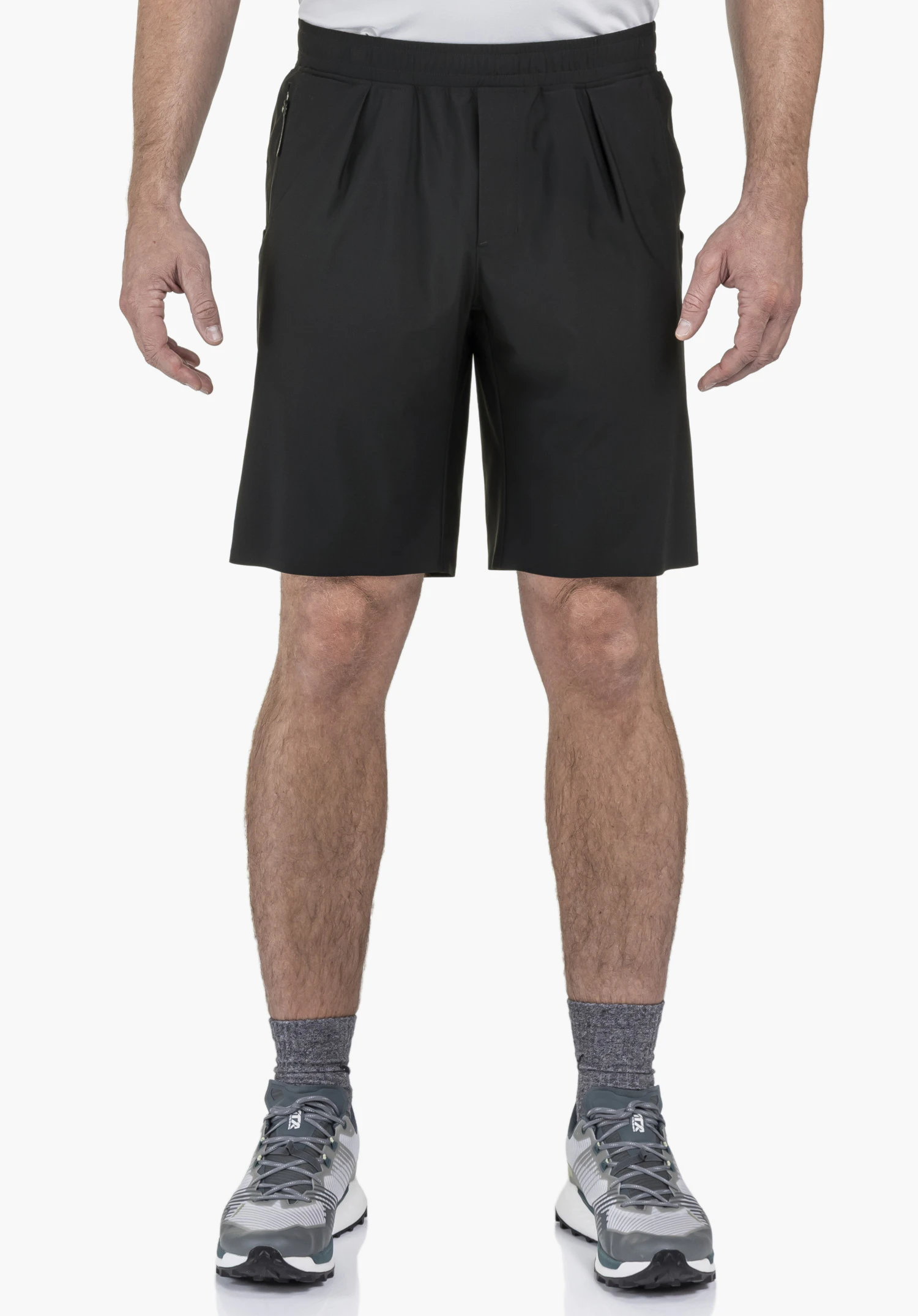 Jersey Shorts Style Calmay MEN, portées par un mannequin qui se tient de face. On y voit le short noir combiné à des chaussures de sport devant un fond neutre.