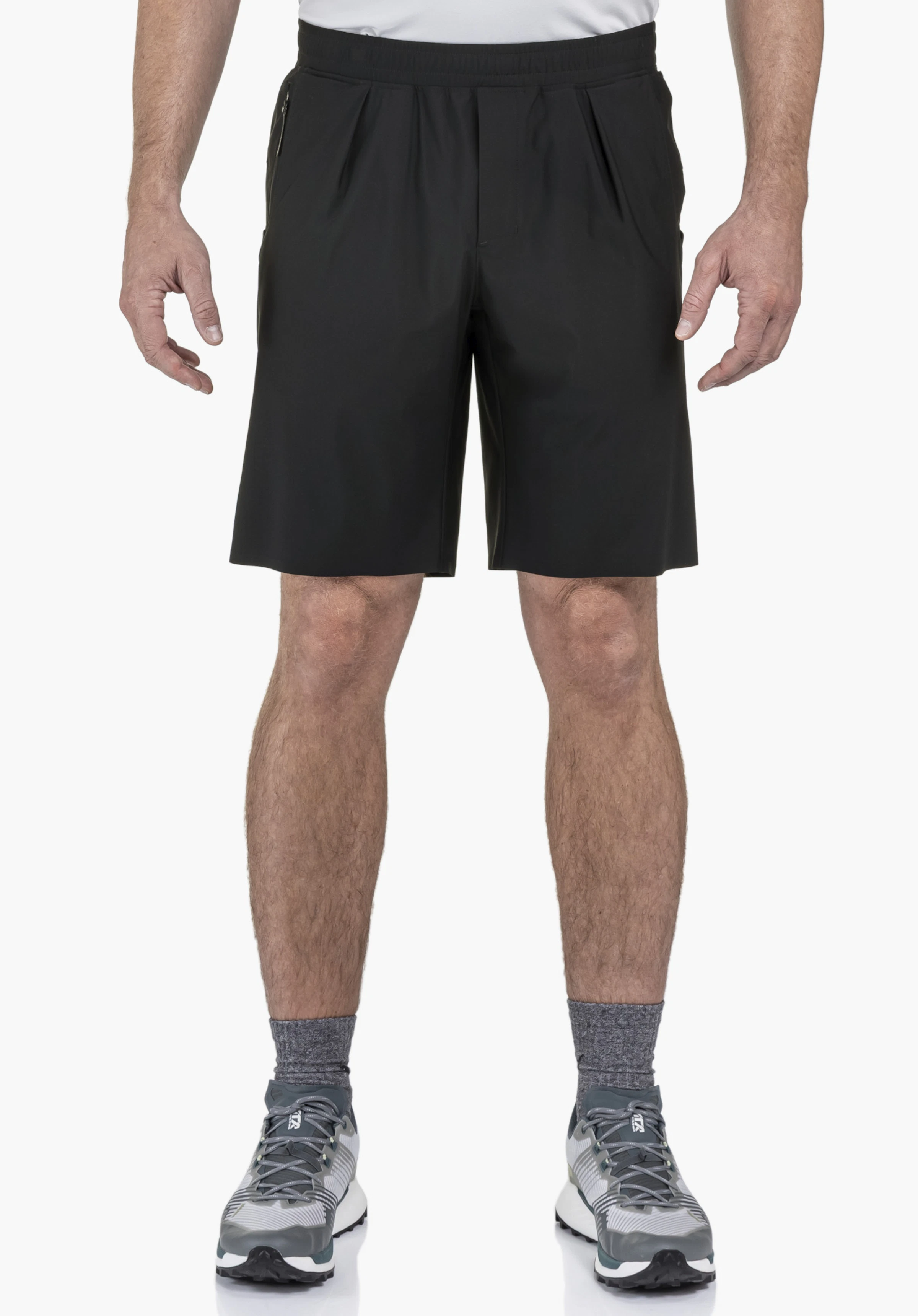 Jersey Shorts Style Calmay MEN, portées par un mannequin qui se tient de face. On y voit le short noir combiné à des chaussures de sport devant un fond neutre.