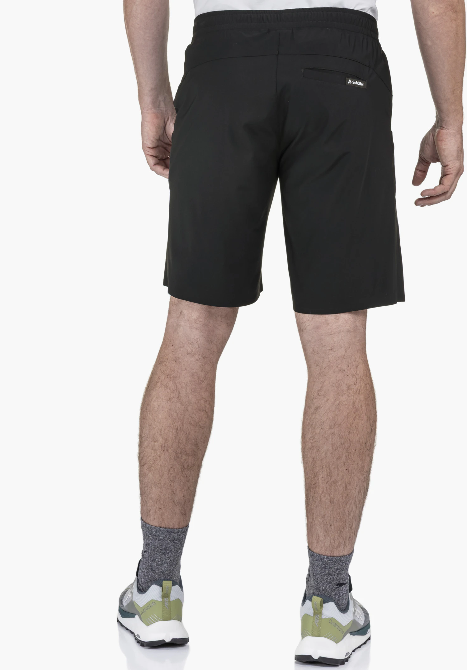 Jersey Shorts Style Calmay MEN en noir vus de dos sur un mannequin avec le logo Schöffel visible sur la poche arrière sur un fond neutre.