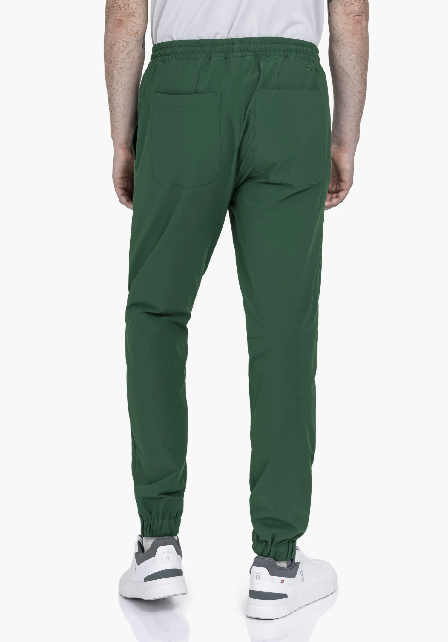 Pants Vienna M en vert en vue de dos sur un mannequin avec une taille élastique et le logo Schöffel sur fond neutre.