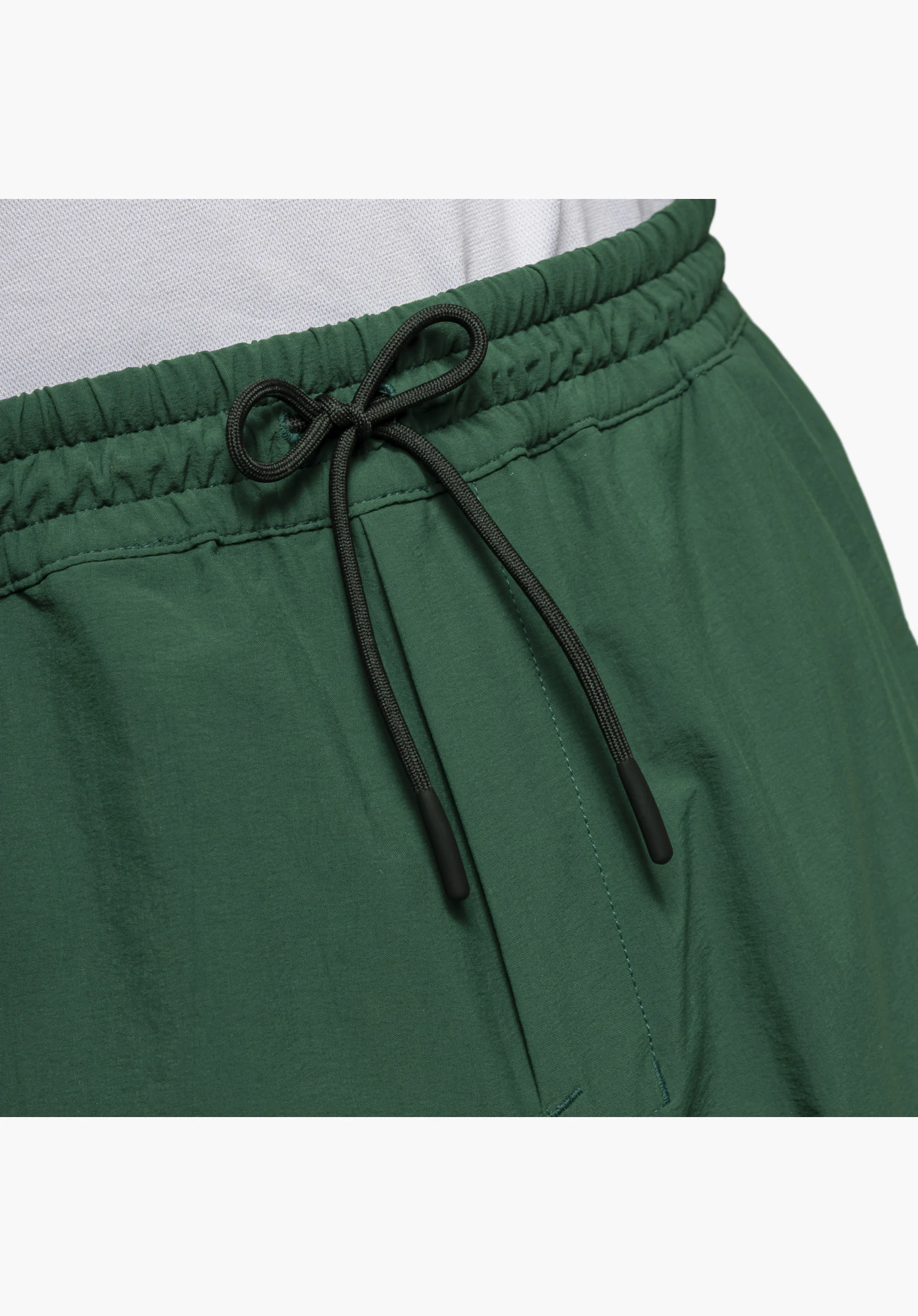 Pants Vienna M, la taille élastiquée avec un cordon de serrage noir pour un ajustement individuel en vert, gros plan sur fond blanc.