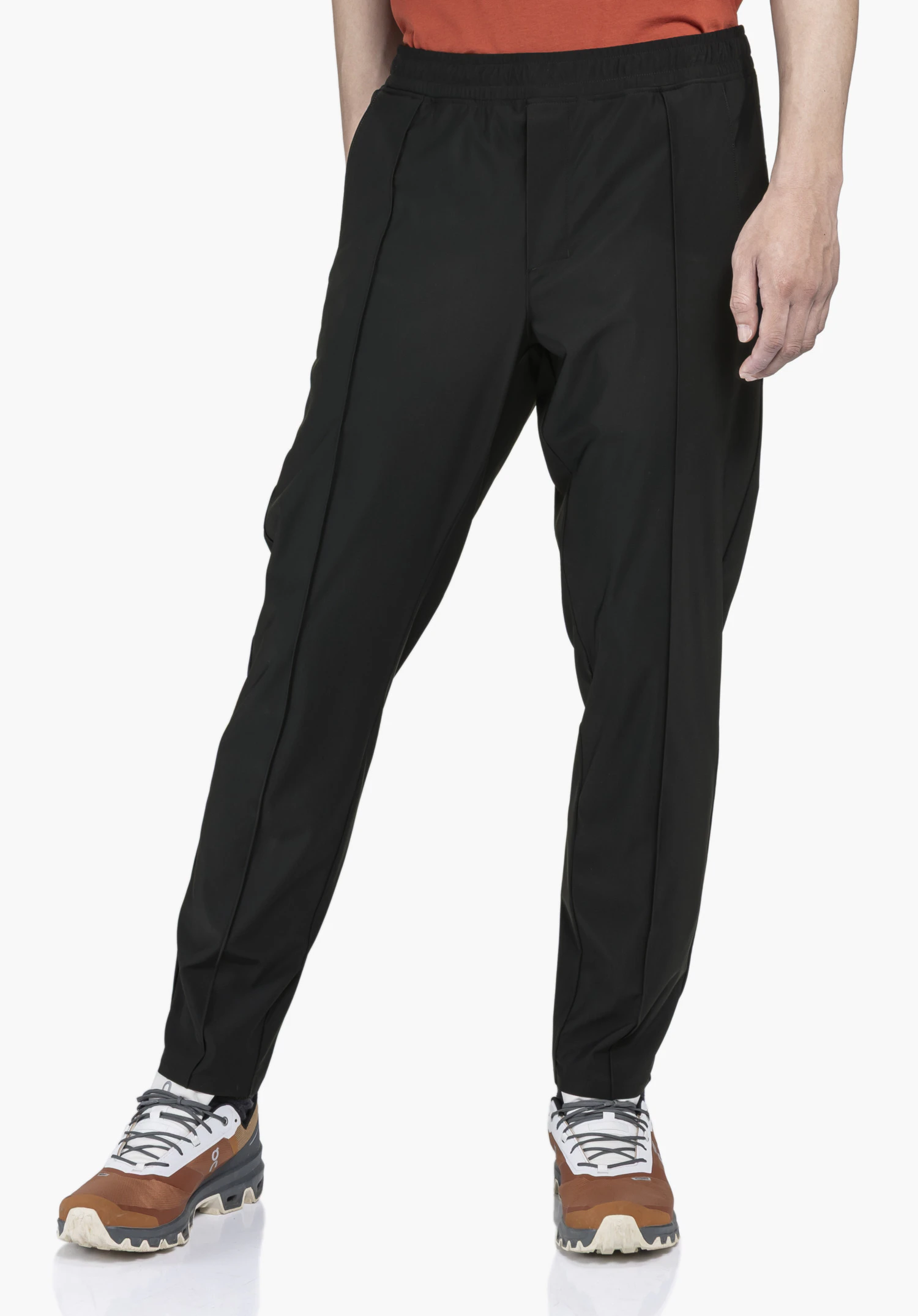 Jersey Pants Style Calmay MEN portée par un mannequin qui se tient de face. Le pantalon noir présente une taille élastique et des coutures sur le devant, photographié sur un fond neutre.