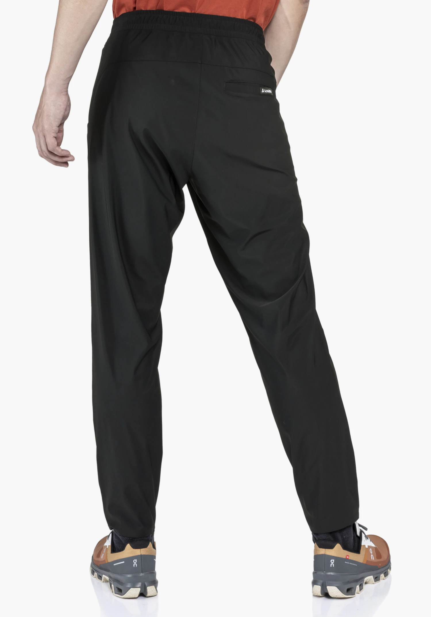 Jersey Pants Style Calmay MEN en noir, vue de dos sur fond neutre avec le logo Schöffel visible sur la poche arrière.