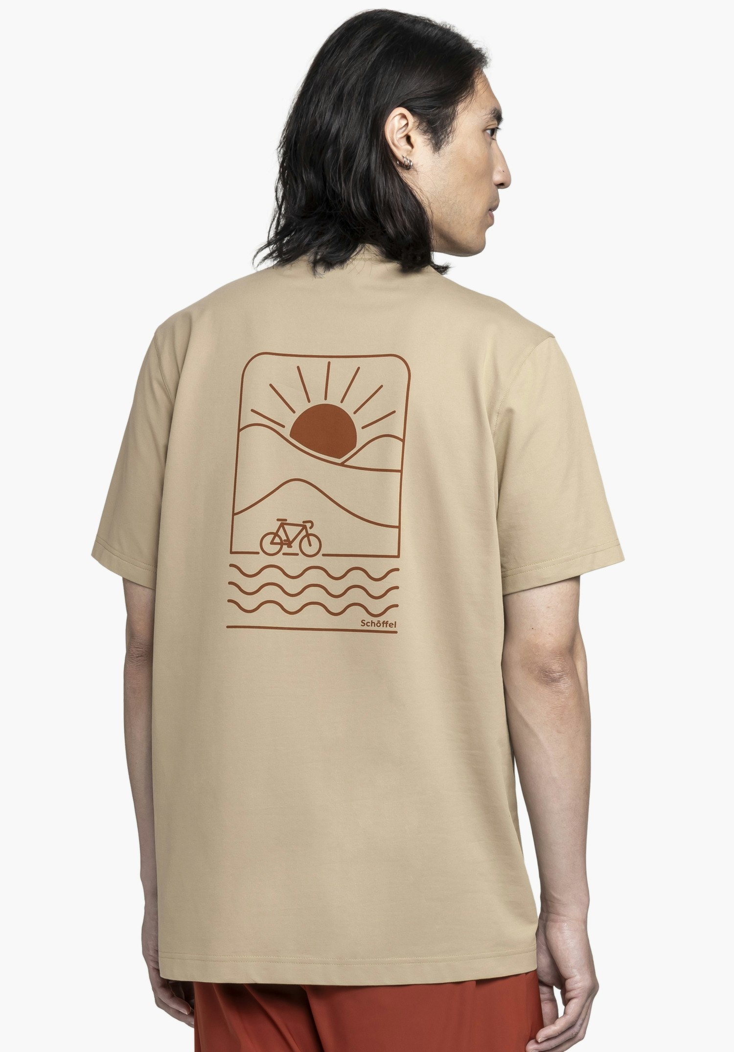 T Shirt Style Serenio MEN in der Farbe Beige, präsentiert in einer Rückenansicht. Das Modell steht vor einem neutralen Hintergrund, wobei der Fokus auf dem cleanen Design liegt.