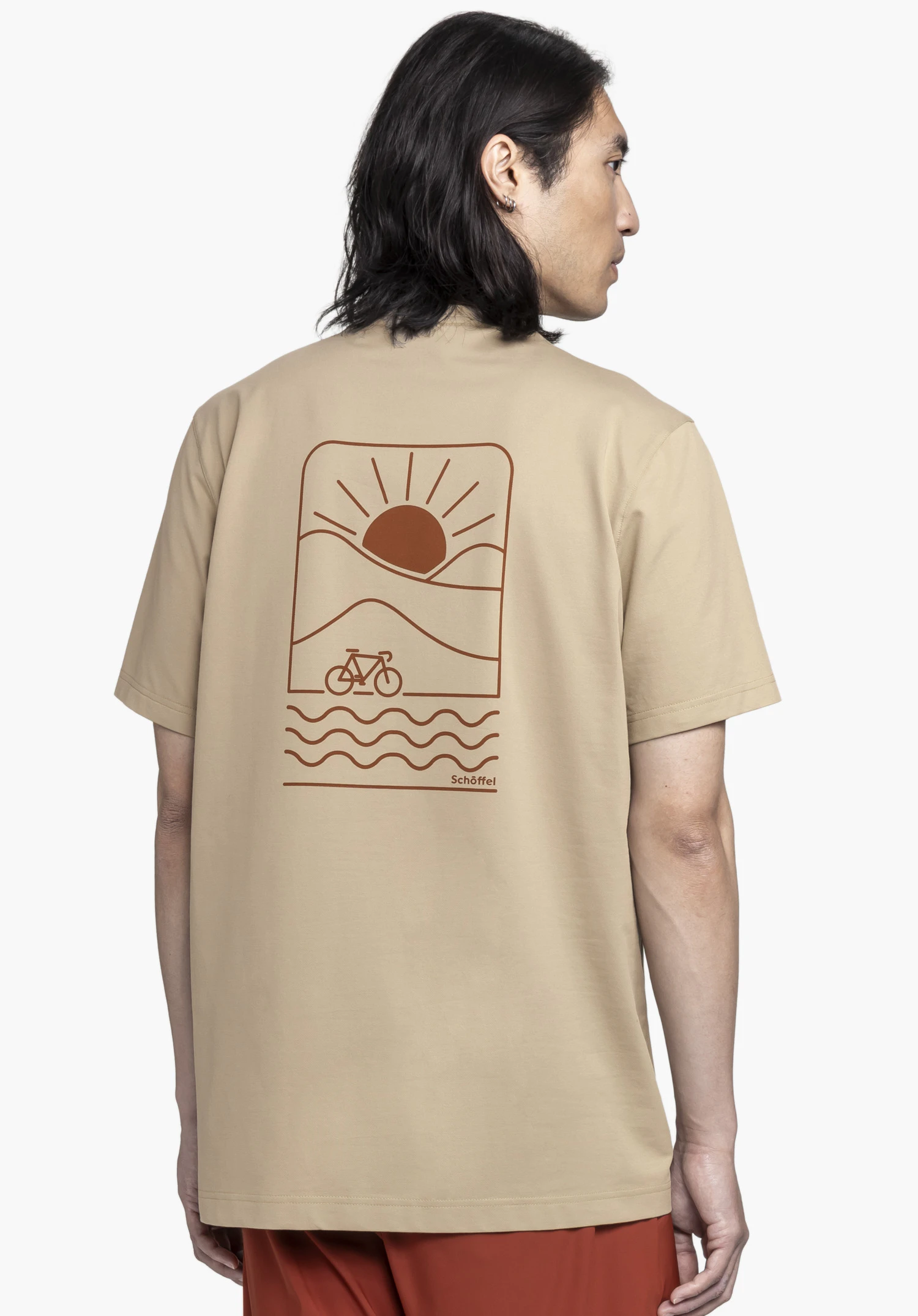 T Shirt Style Serenio MEN in beige, shown from the back. The model is standing against a neutral background, highlighting the clean design of the shirt.