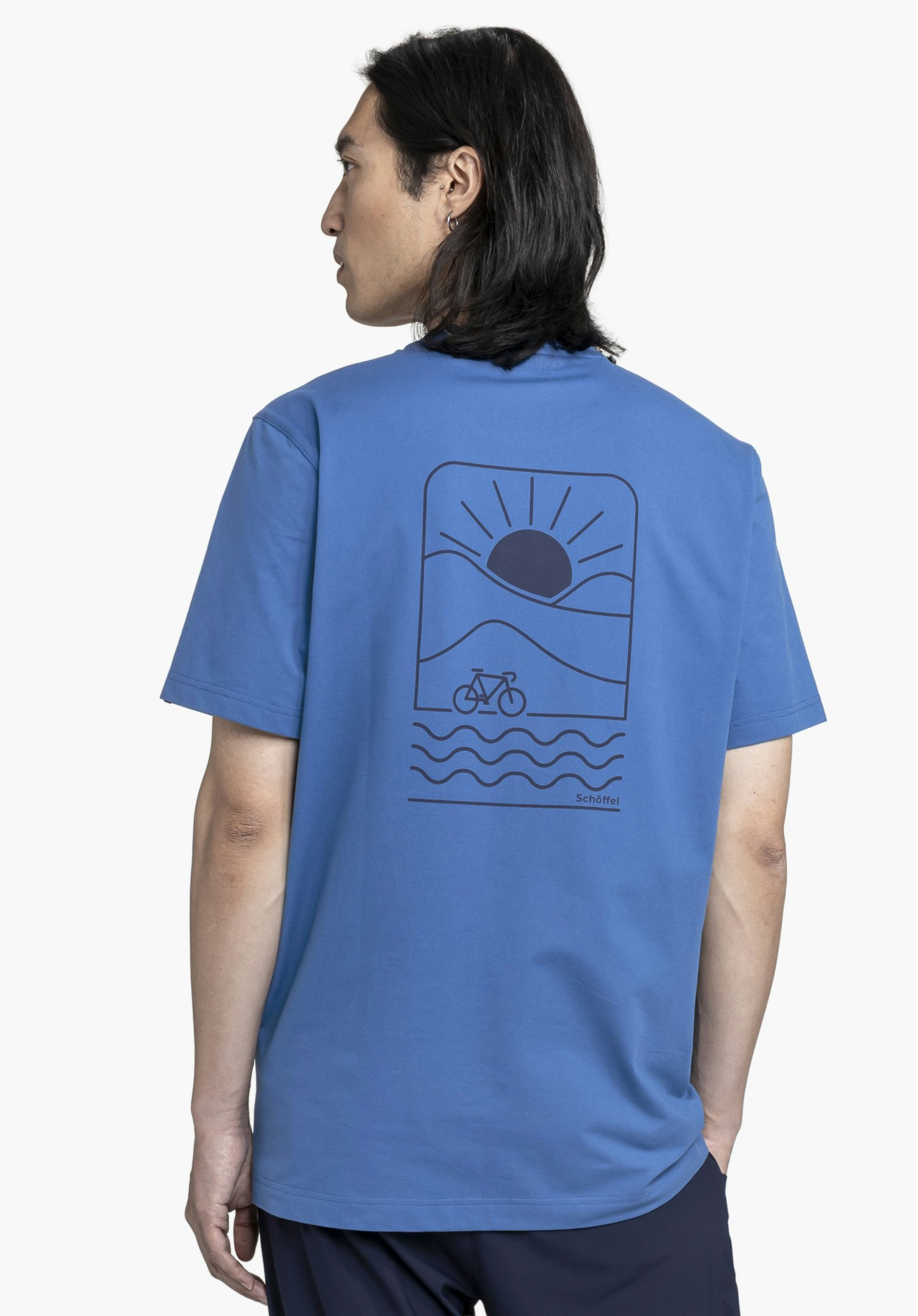 T Shirt Style Serenio MEN in Blau. Die Rückenansicht zeigt das Modell vor einem neutralen Hintergrund; das kleine Schöffel-Logo am Saum unterstreicht das schlichte Design.