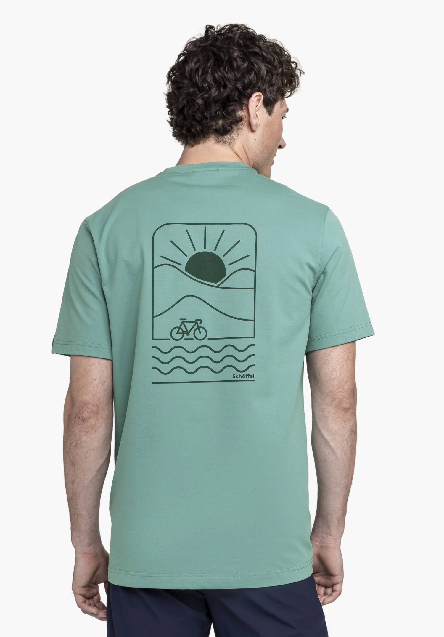 T Shirt Style Serenio MEN in green, worn by a model in back view against a neutral background.