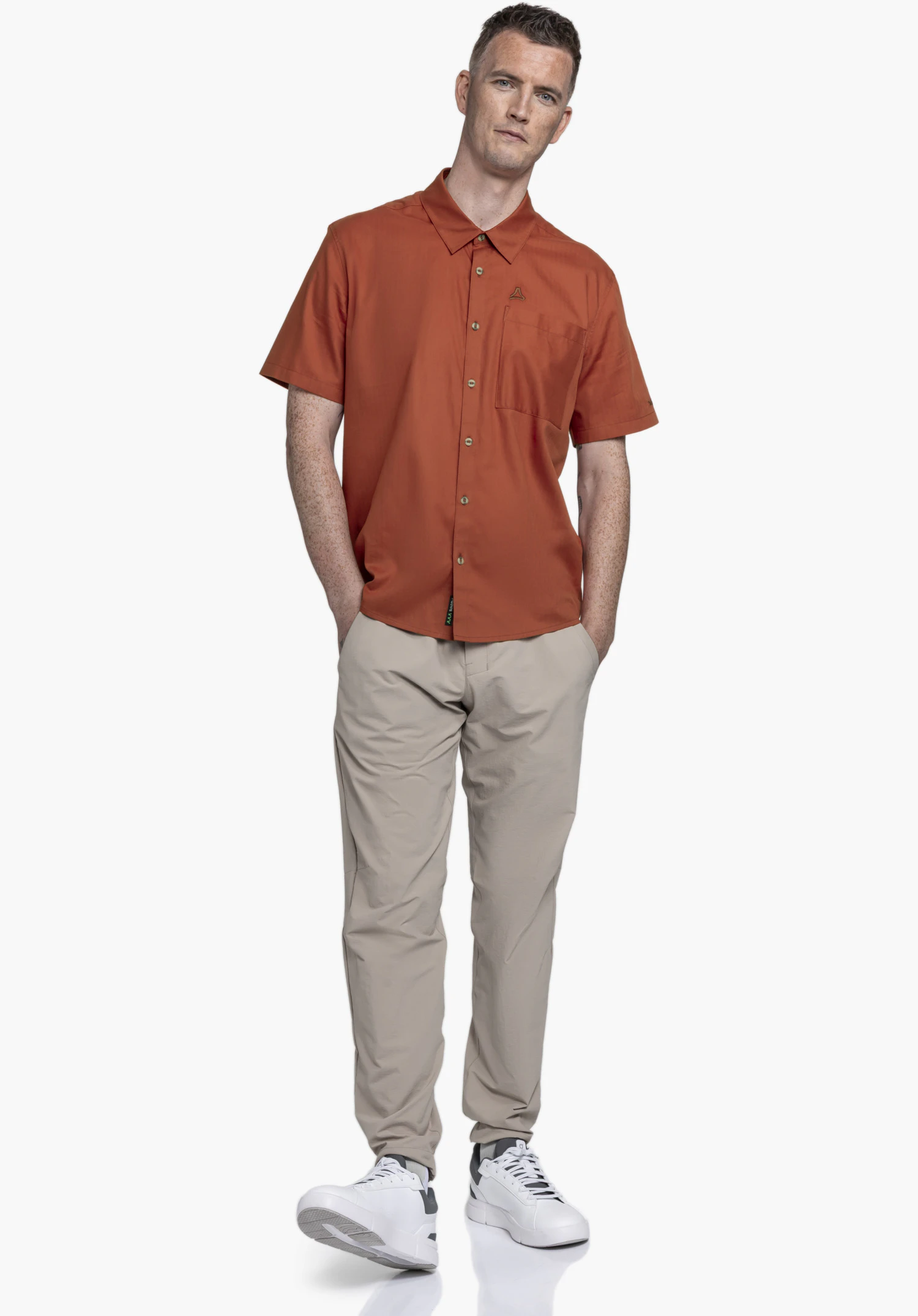 Shirt Style Kalmen MEN zeigt die Brusttasche und die Knopfleiste auf dem roten Stoff, dezent versehen mit dem Schöffel-Logo. Nahaufnahme vor weißem/neutralem Hintergrund.