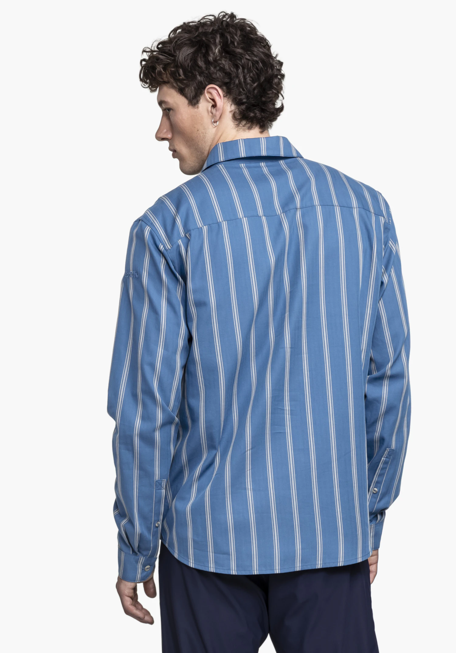 Shirt Style Chanduy MEN: The male model is shown from the back, wearing the blue striped shirt. The subtle Schöffel logo on the sleeve is clearly visible, presented against a neutral background.
