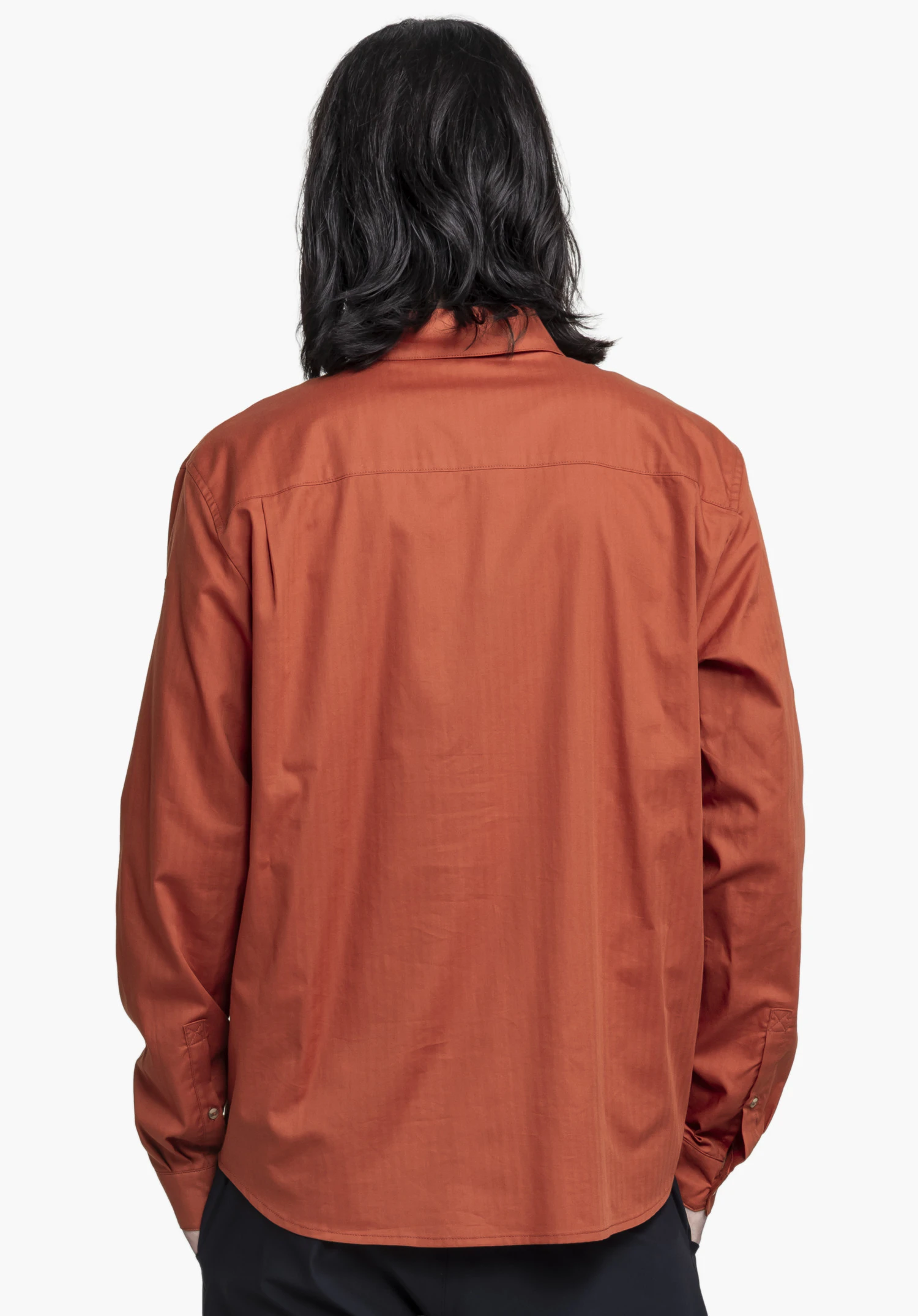 Shirt Style Chanduy MEN seen from the back on a neutral background. The model is wearing the red shirt, highlighting its classic fit.