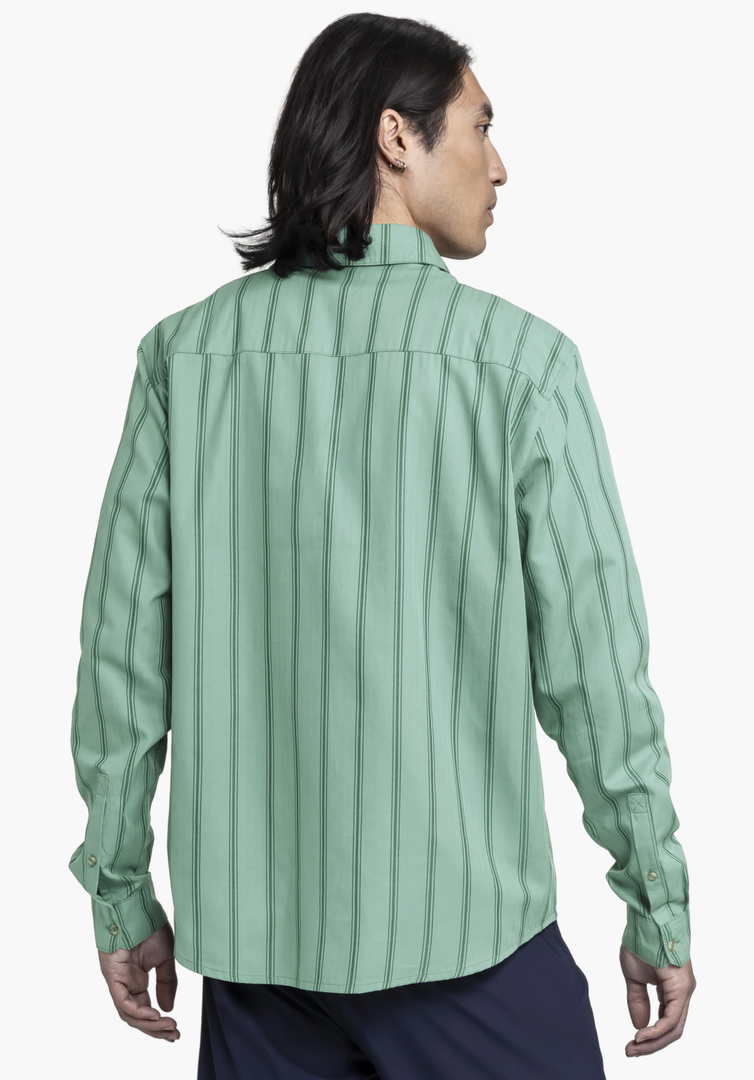 Shirt Style Chanduy MEN : Le modèle présente la chemise rayée verte dans une vue de dos. Le vêtement est parfaitement mis en valeur sur un fond neutre.