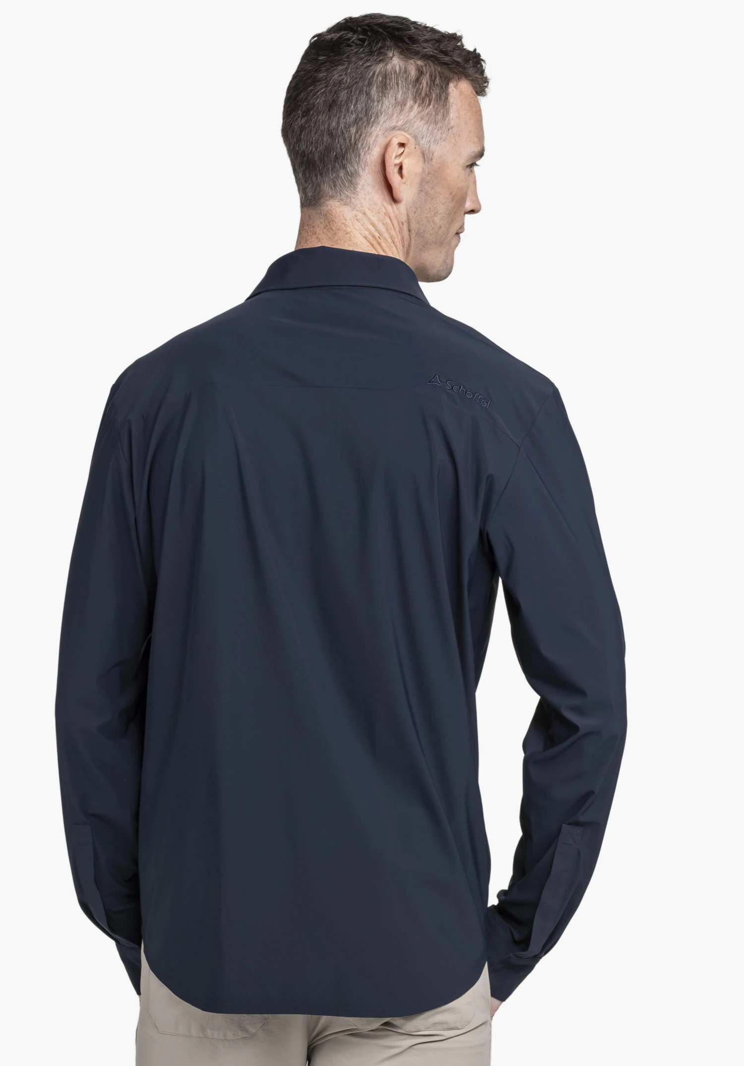 Jersey Shirt Style Calmay MEN en bleu vu ici de dos. Un mannequin porte la chemise devant un fond neutre, mettant en valeur le discret logo Schöffel sur l'épaule.