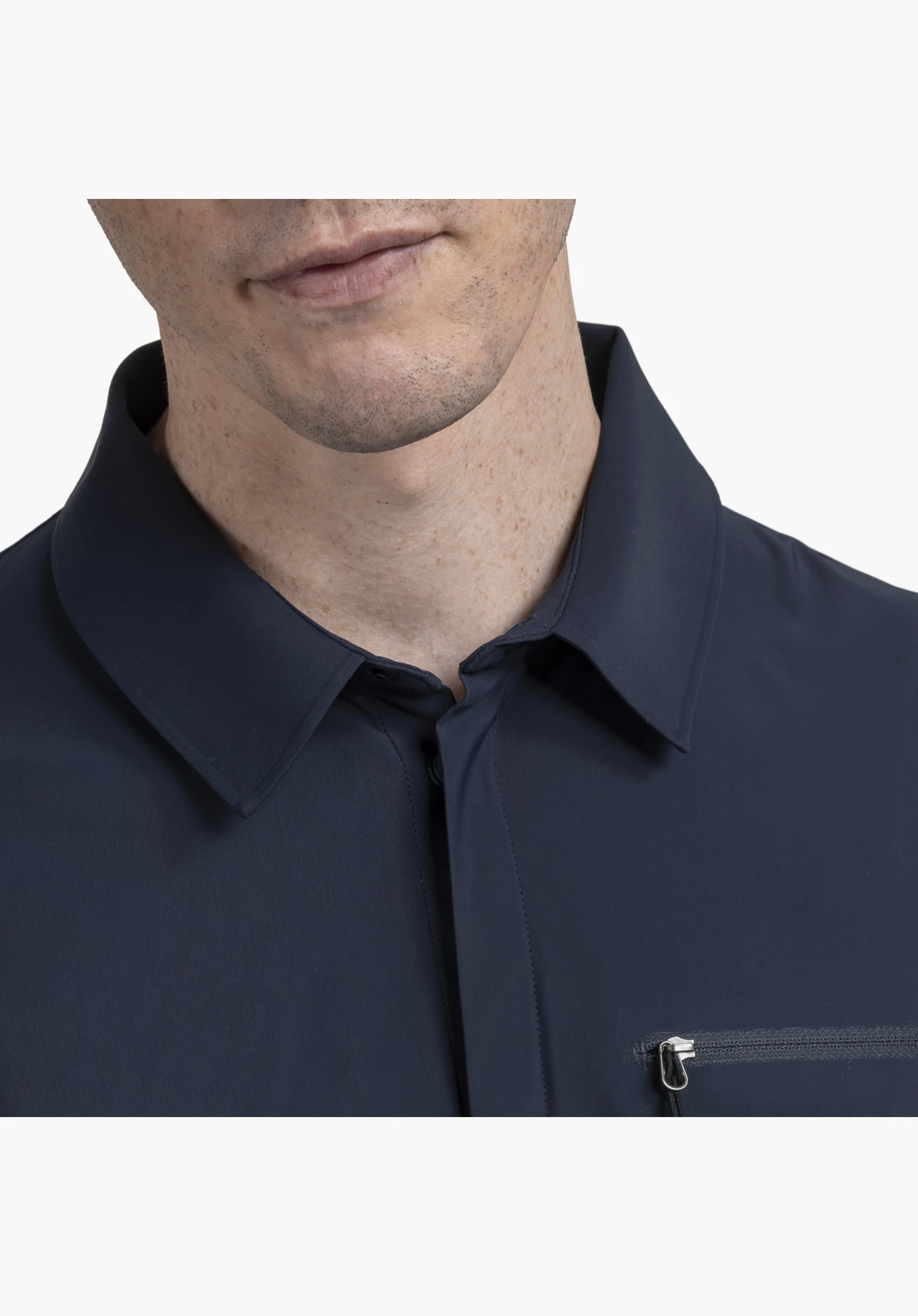 Jersey Shirt Style Calmay MEN montrant le col classique, la patte de boutonnage dissimulée et la poche poitrine zippée sur le tissu bleu lisse, gros plan sur fond blanc/neutre.