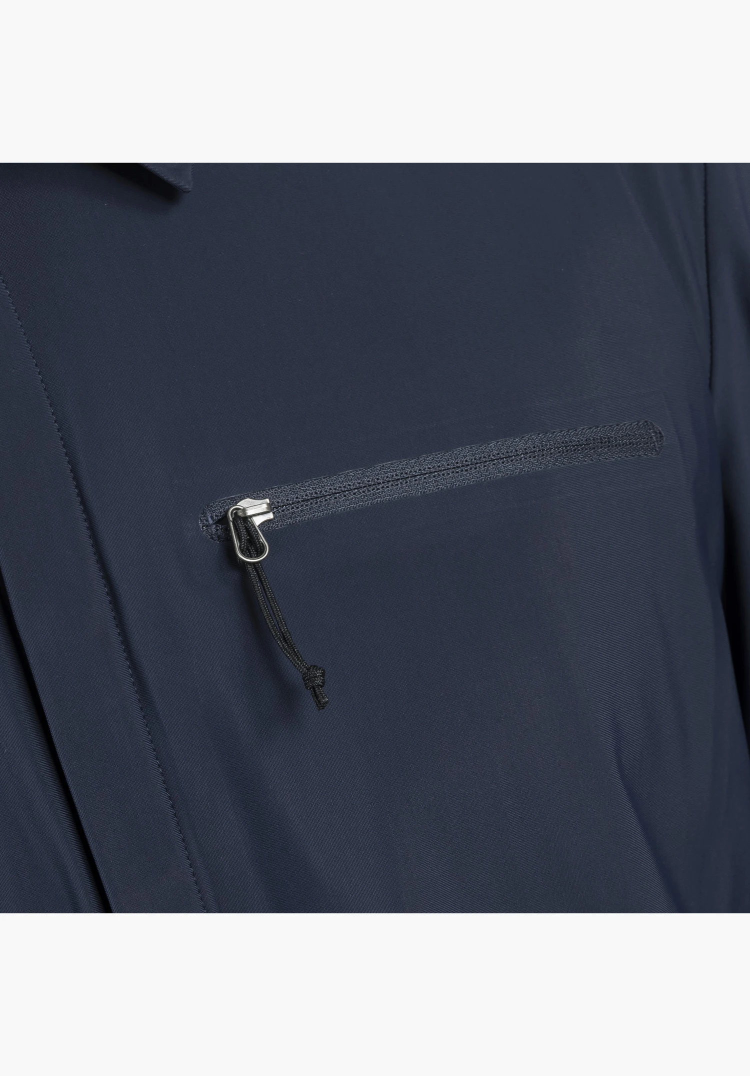 Jersey Shirt Style Calmay MEN montre la fermeture zippée de la poche avec une tirette en cordon pratique sur le tissu bleu. Gros plan sur fond blanc/neutre.
