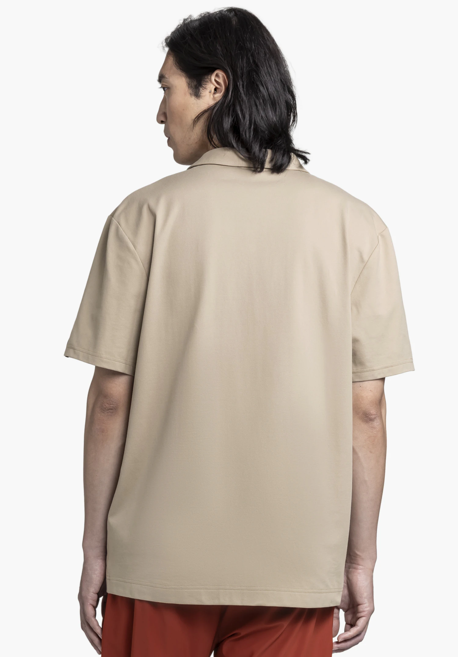 Polo Shirt Style Serenio MEN in beige, worn by a model in a back view against a neutral background.
