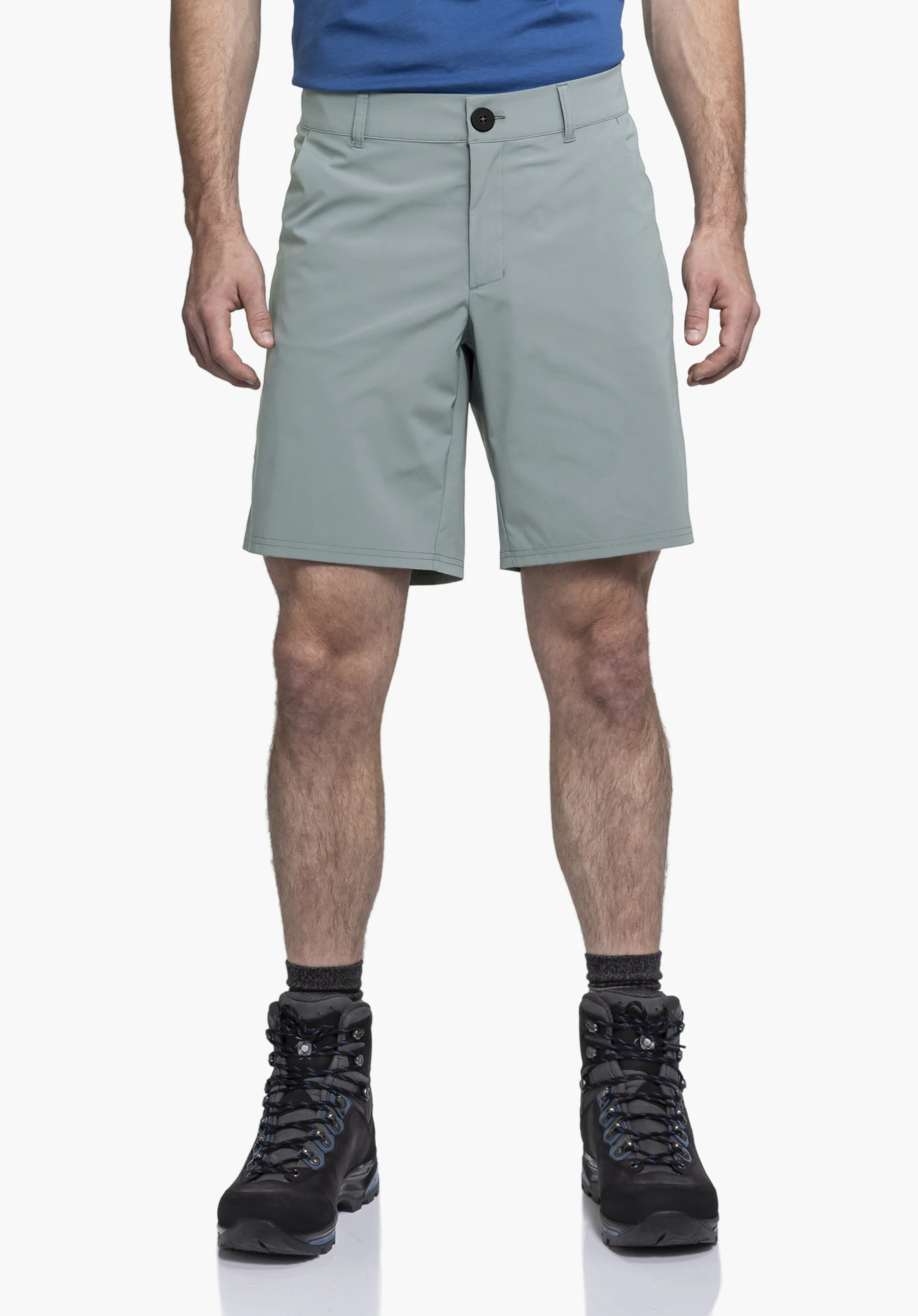 CIRC Shorts Style Smue MEN: Ein männliches Model präsentiert die Shorts in Grau vor einem neutralen Hintergrund. Die Ansicht zeigt eine Frontalpose, bei der die funktionelle Passform der Hose betont wird. Das dezente Schöffel-Logo rundet das sportliche Design ab.