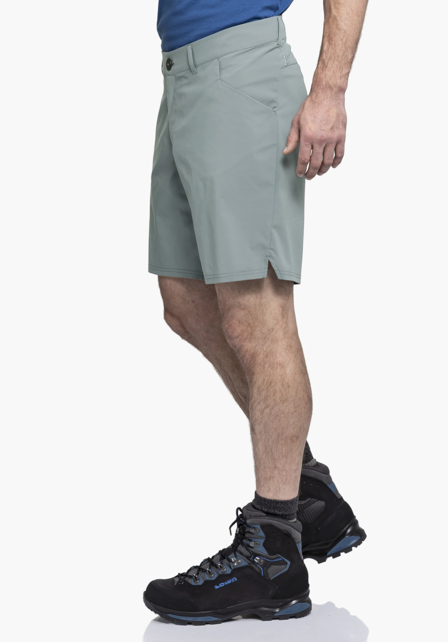 CIRC Shorts Style Smue MEN in grey. A model stands sideways against a neutral background, showcasing the shorts and their comfortable fit. The design is functional and the clean aesthetic of the grey shorts is perfect for active outdoor moments.