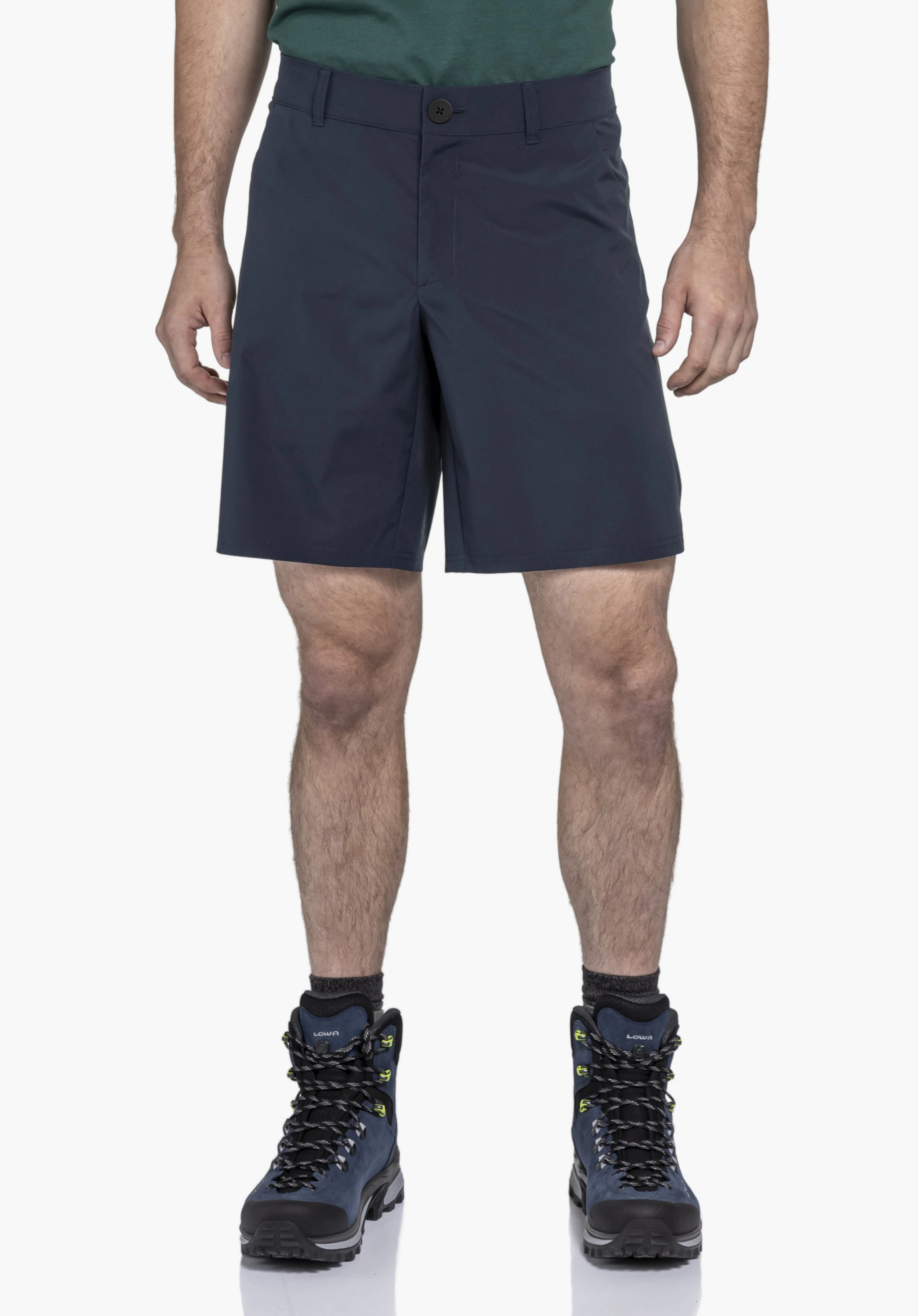 CIRC Shorts Style Smue MEN: Ein Model präsentiert die Shorts in Blau in einer frontalen Standansicht vor einem neutralen Hintergrund. Die Hose kombiniert Funktionalität mit einem modernen Look für Outdoor-Abenteuer.