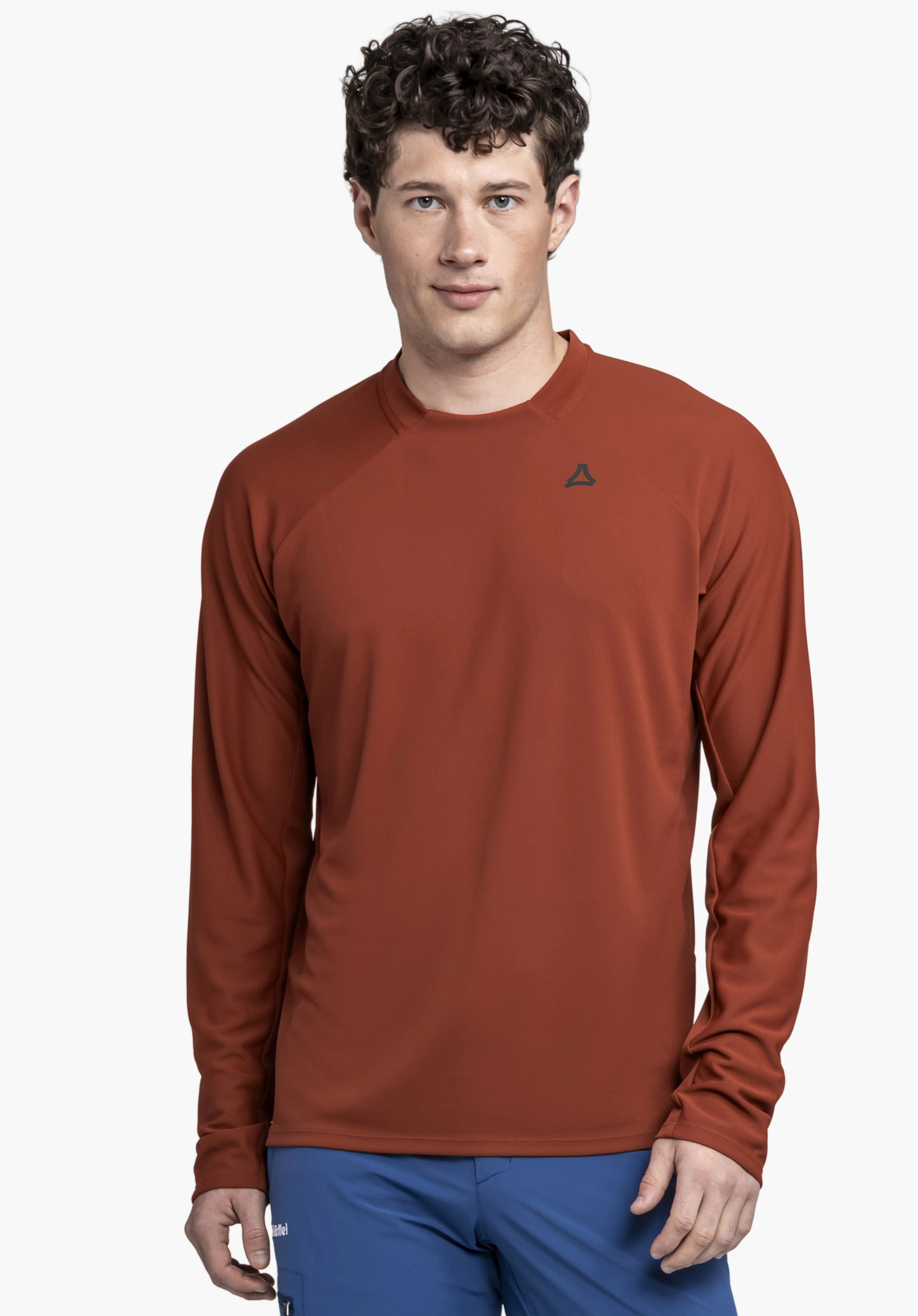 Longsleeve Style Enixa MEN. Un mannequin homme se tient de face et porte le t-shirt à manches longues rouge avec un logo Schöffel visible sur la poitrine gauche devant un fond neutre.