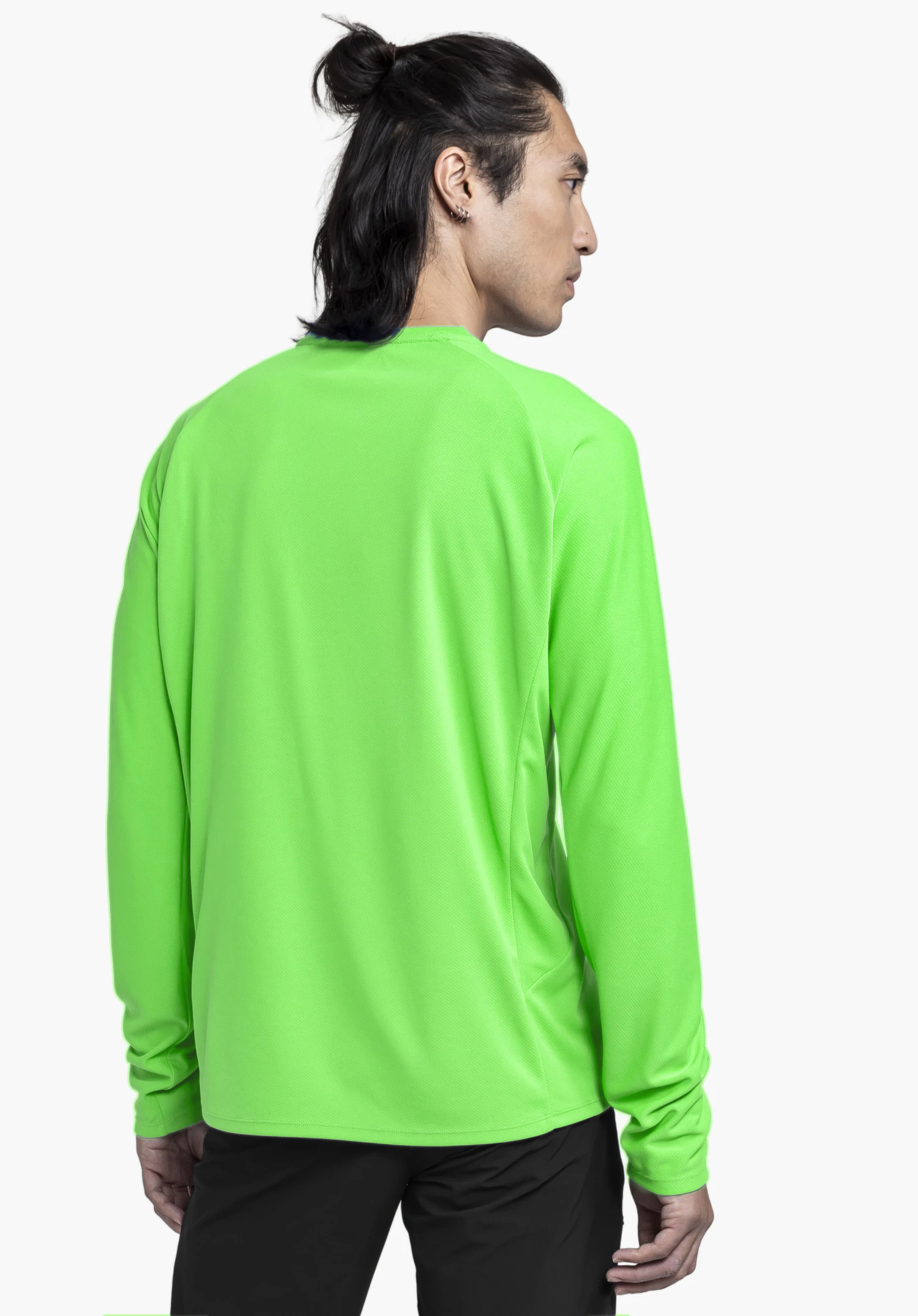 Longsleeve Style Enixa MEN in green: A rear view of the male model against a neutral background. The shot highlights the functional fit of the long-sleeved shirt.