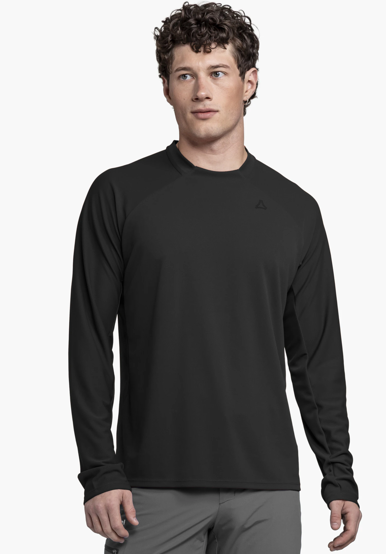 Longsleeve Style Enixa MEN an einem Model, das frontal steht und leicht zur Seite blickt. Das schwarze Oberteil zeigt das Schöffel-Logo auf der linken Brust vor einem neutralen Hintergrund.