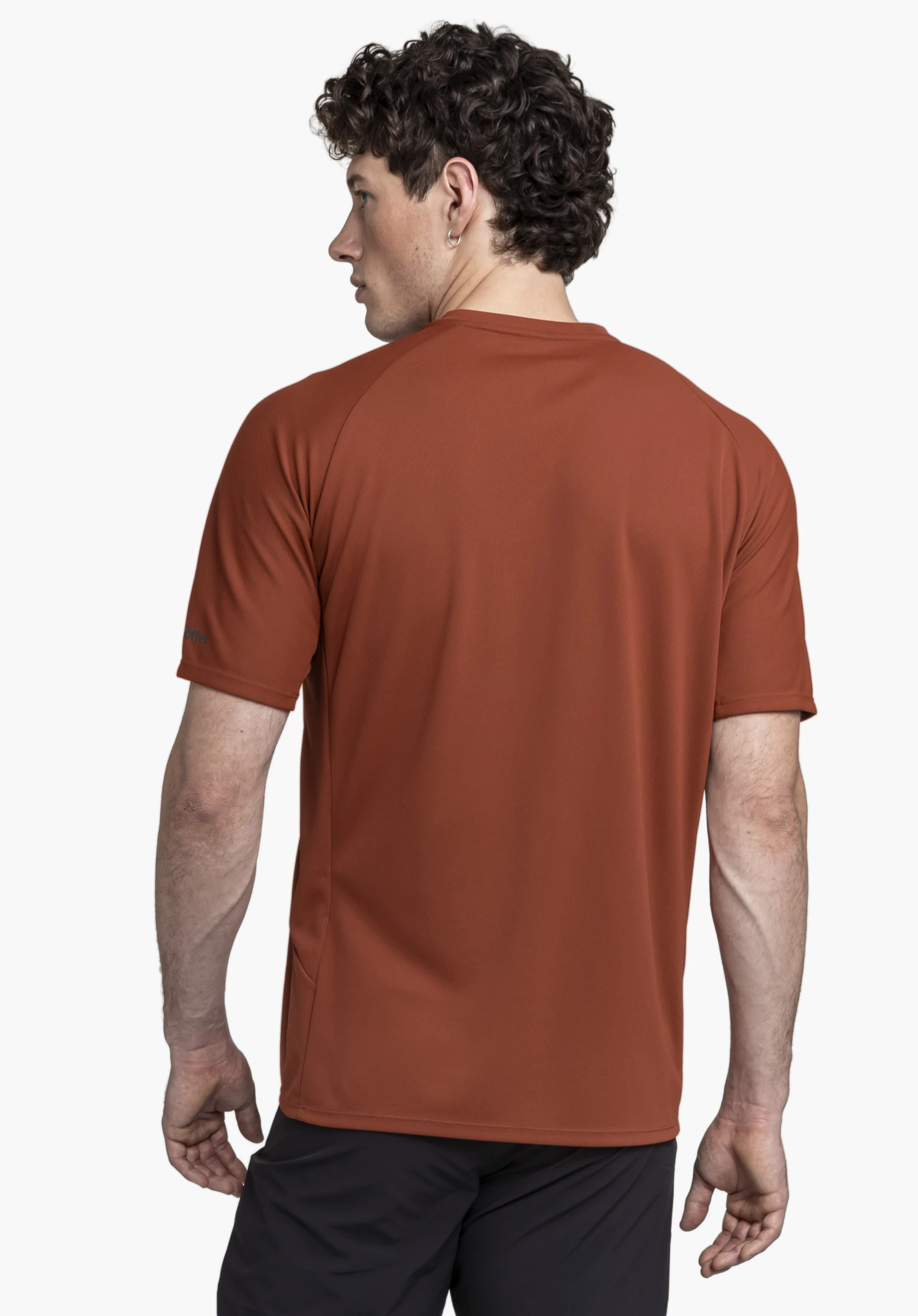 T Shirt Style Enixa MEN: The model is captured from the back against a neutral background. This t-shirt in deep red features a sporty fit, with the subtle Schöffel logo on the sleeve providing an understated accent.