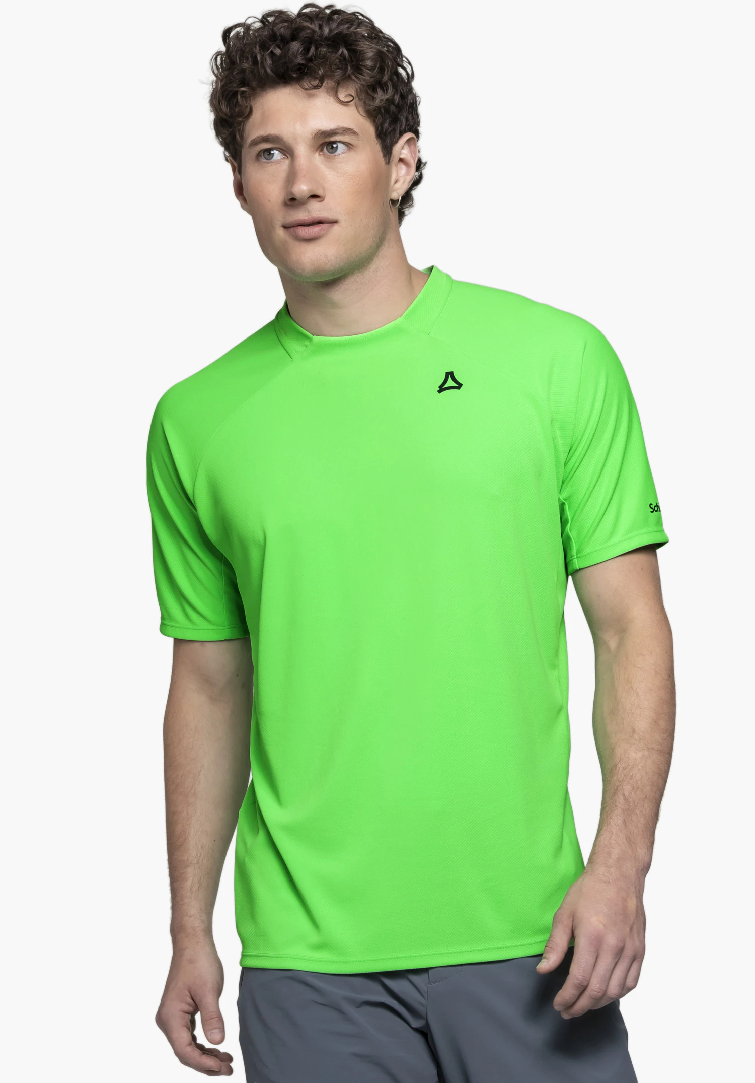 T Shirt Style Enixa MEN in leuchtendem Grün. Ein Model präsentiert das Shirt frontal stehend vor einem neutralen Hintergrund. Das schwarze Schöffel-Logo ist dezent auf der Brust sowie am Ärmel platziert.