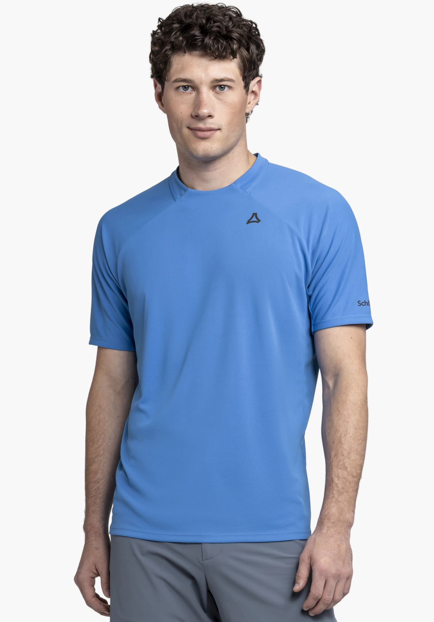 T Shirt Style Enixa MEN in Blau präsentiert von einem Model in Frontalansicht vor einem neutralen Hintergrund. Ein dezentes Schöffel-Logo ist auf der Brust und am Ärmel platziert.