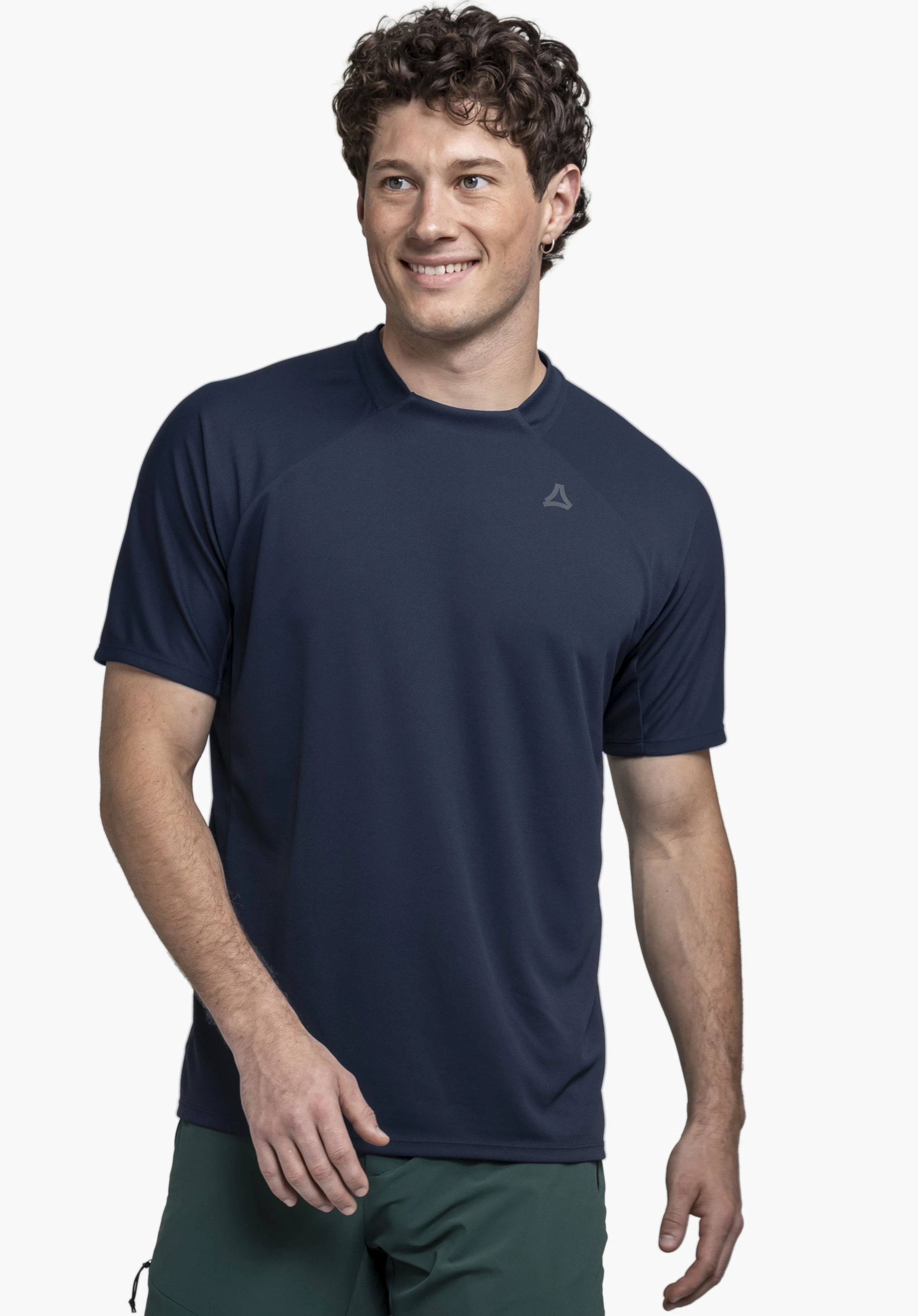 T Shirt Style Enixa MEN : Un mannequin présente le t-shirt en bleu devant un fond neutre. La prise de vue montre le mannequin dans une posture décontractée, mettant en valeur le logo Schöffel discret sur la poitrine.