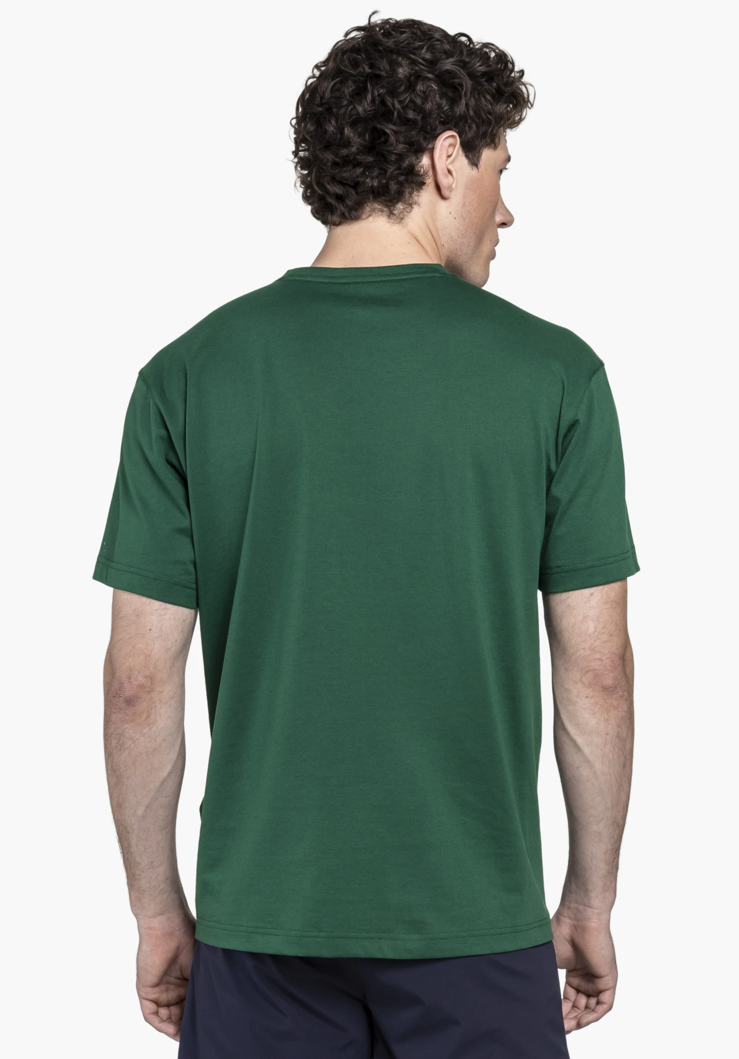 T Shirt Style Elmori MEN en vert, porté par un mannequin homme vu de dos sur un fond neutre.