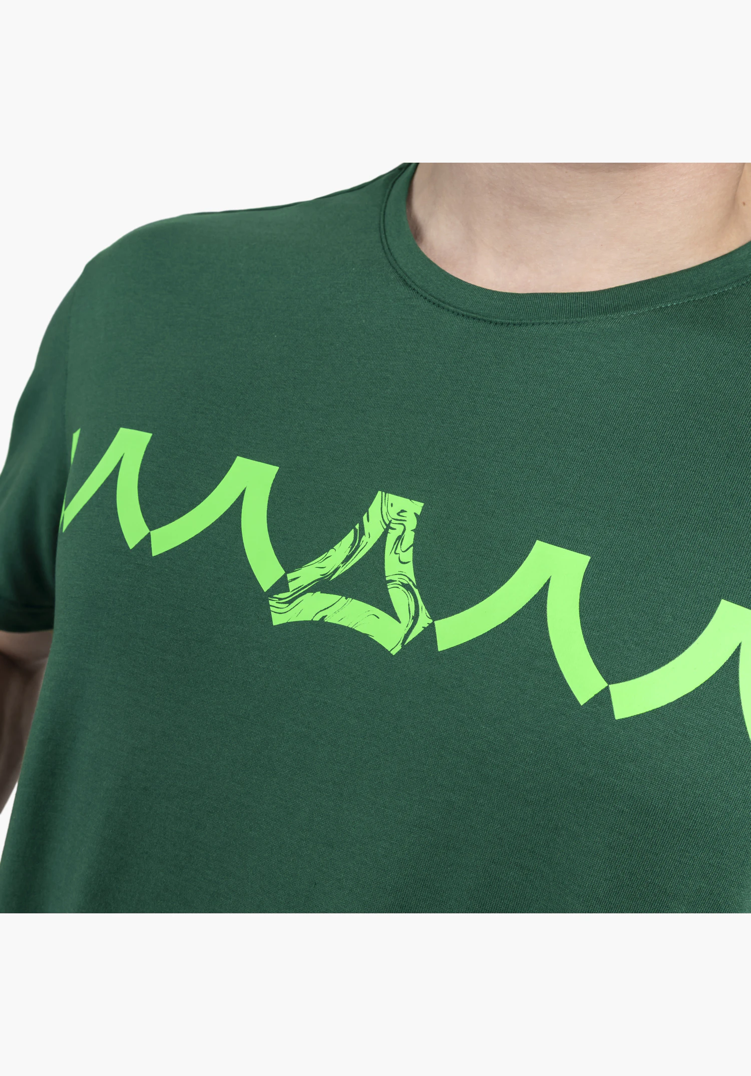 T Shirt Style Elmori MEN présente un imprimé frontal frappant en vert vif, offrant une interprétation moderne du logo Schöffel et ajoutant une touche dynamique à la matière haut de gamme. Gros plan sur fond blanc/neutre.