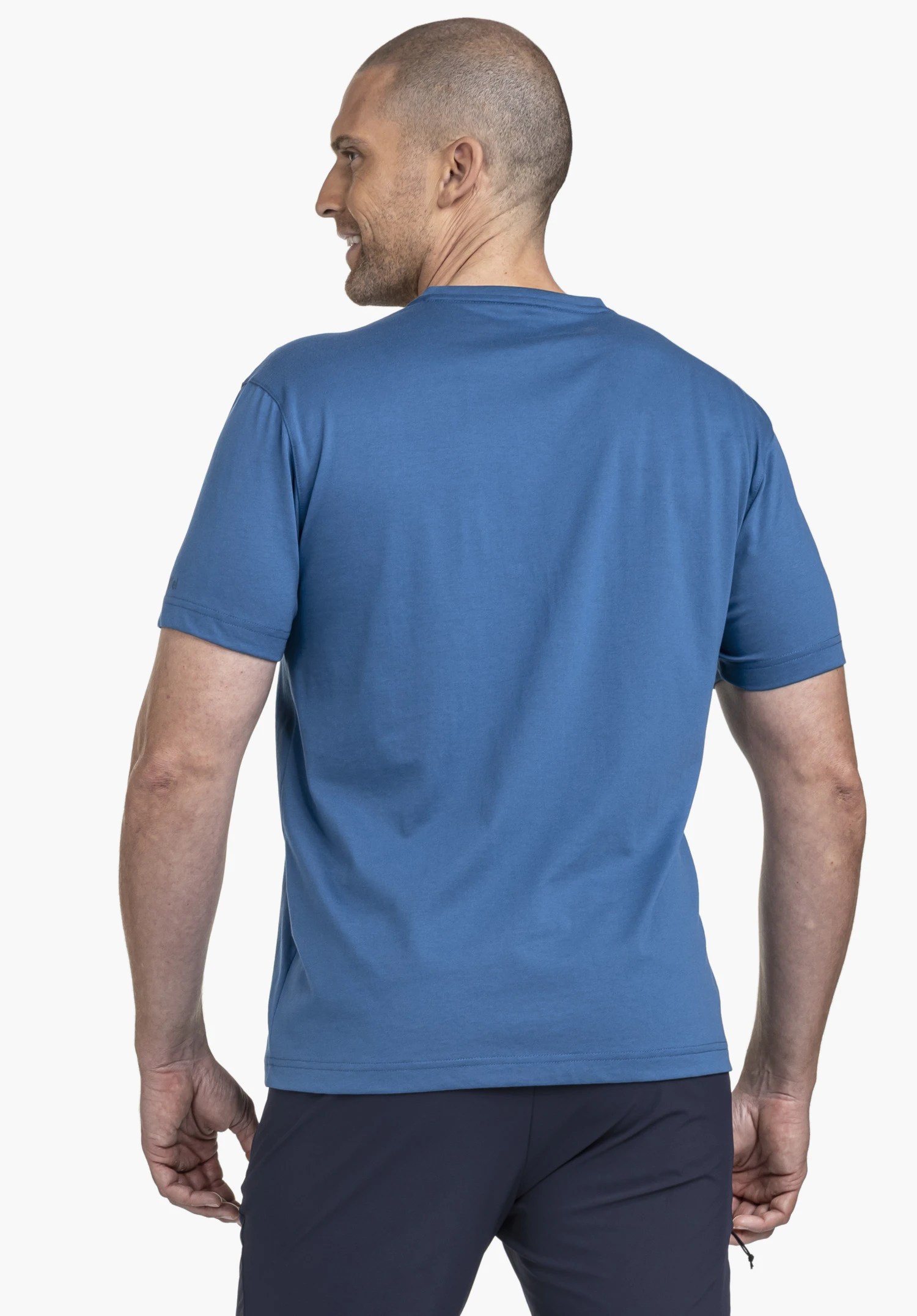 T Shirt Style Elmori MEN porté par un mannequin vu de dos. Le t-shirt bleu à manches courtes est présenté sur un fond neutre.
