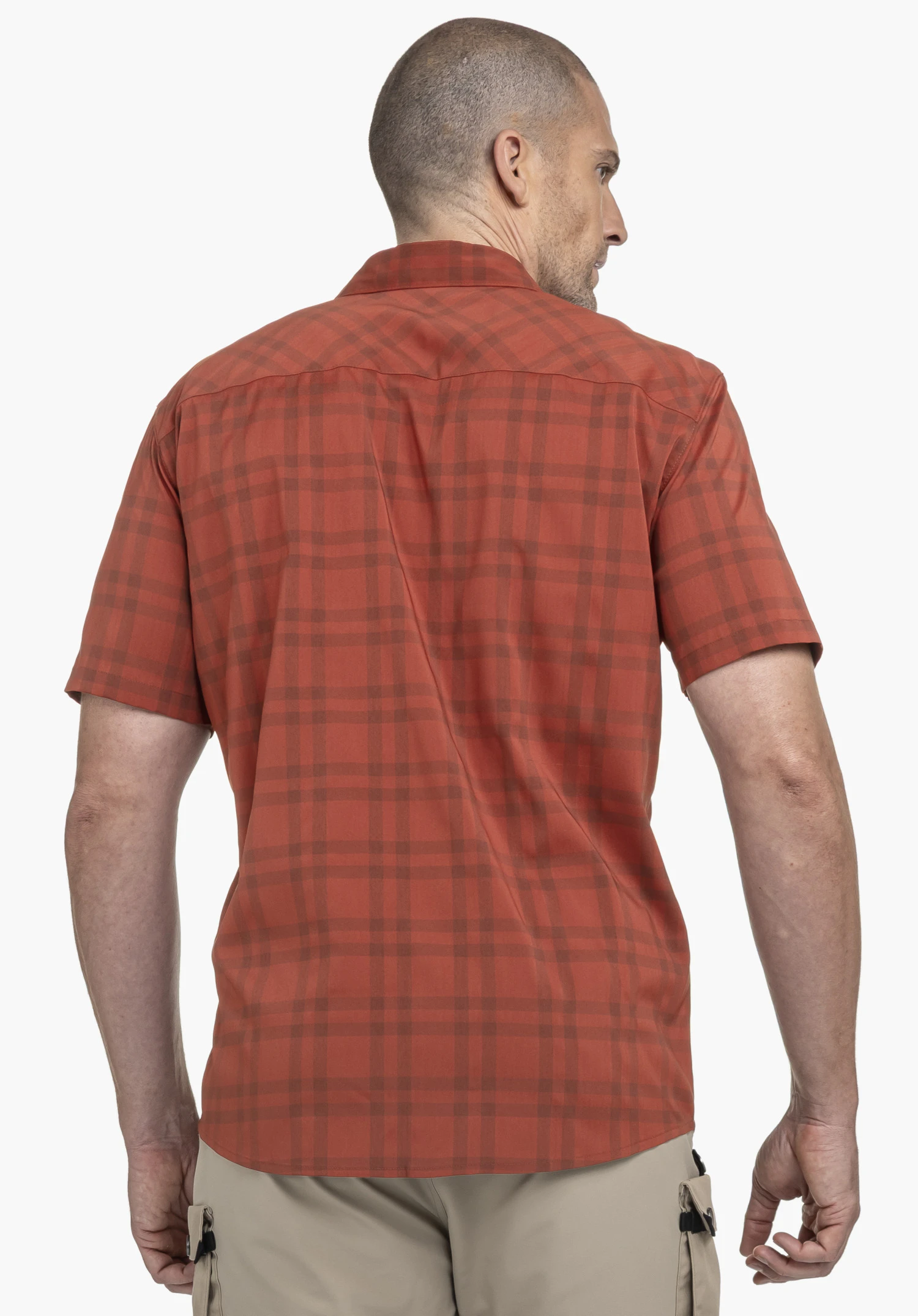 Shirt Style Frolya MEN in red, shown from the back. The model is standing in front of a neutral background, showcasing the short-sleeved checked shirt, which features a tailored fit.