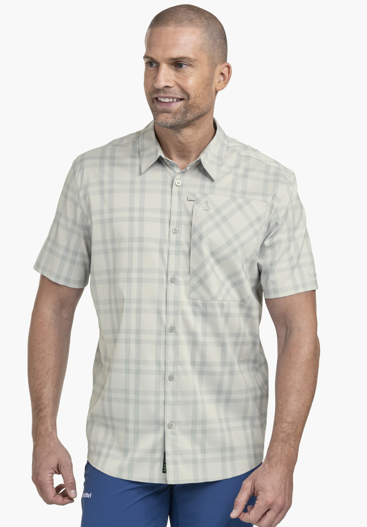 Shirt Style Frolya MEN en gris, présenté de face sur un fond neutre. Cette chemise se distingue par son motif à carreaux discret, une poche poitrine fonctionnelle et le logo Schöffel élégamment apposé.