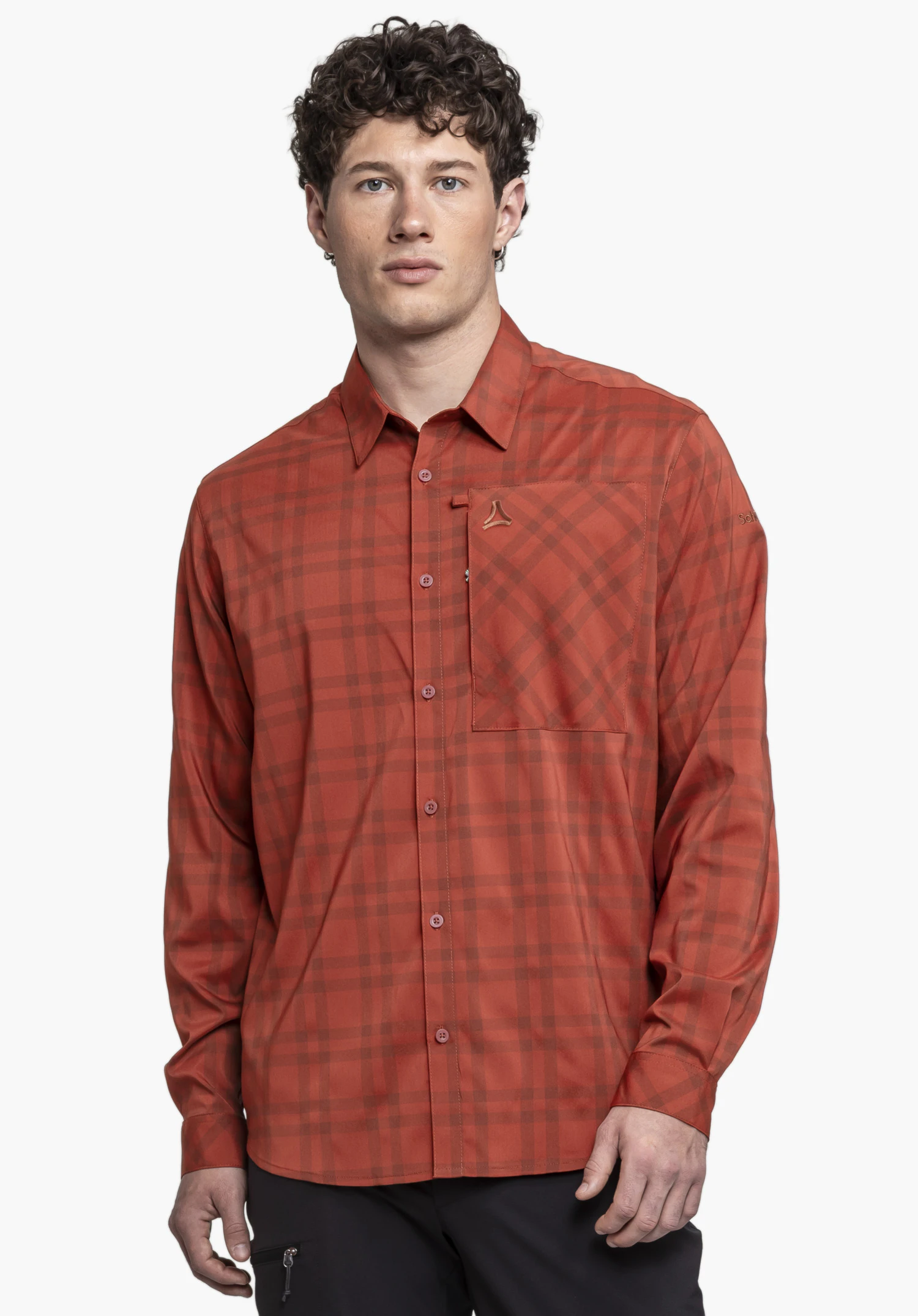 Shirt Style Fraris MEN en rouge, présenté dans une vue de face devant un fond neutre. L'accent est mis sur le motif à carreaux et le logo Schöffel discrètement placé sur la poche poitrine, soulignant le look outdoor à la fois fonctionnel et élégant.