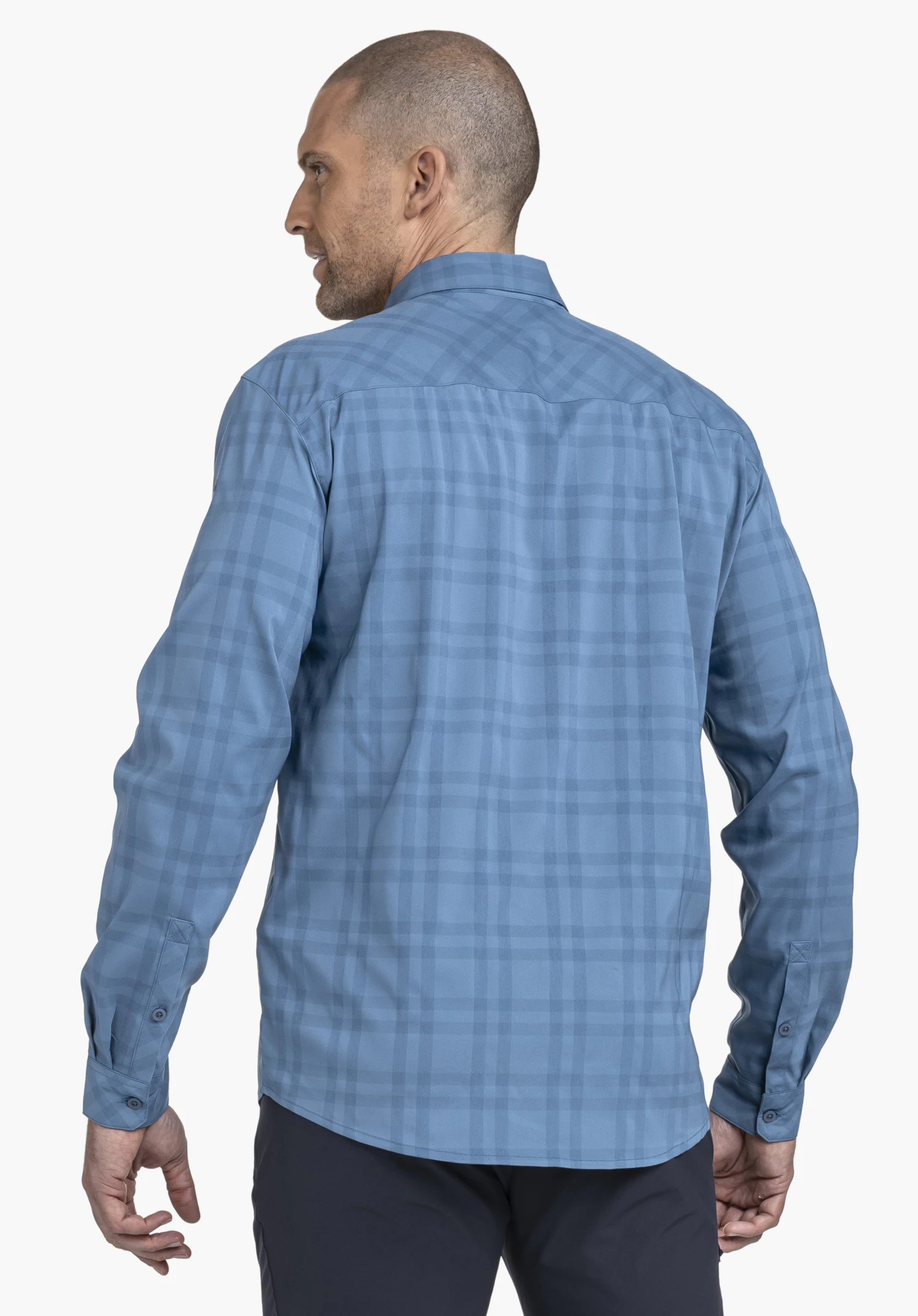 Shirt Style Fraris MEN in blue shows the back view of the shirt. The model is standing in front of a neutral background, highlighting the modern cut and subtle check pattern of the garment.
