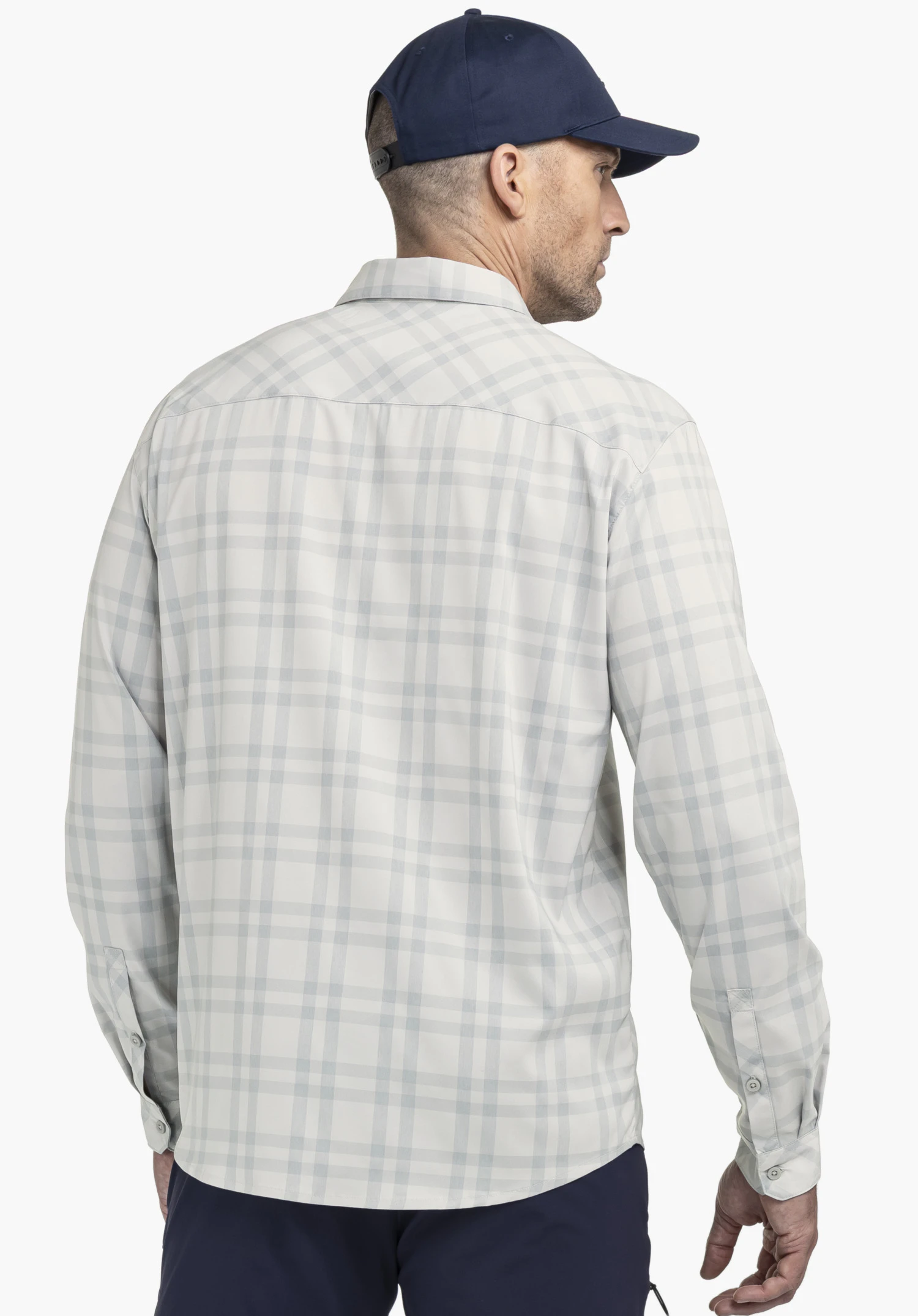 Shirt Style Fraris MEN en gris : Le mannequin est présenté de dos sur un fond neutre. Cette chemise à manches longues séduit par son motif à carreaux discret et sa coupe ajustée, idéale pour un look hivernal moderne.