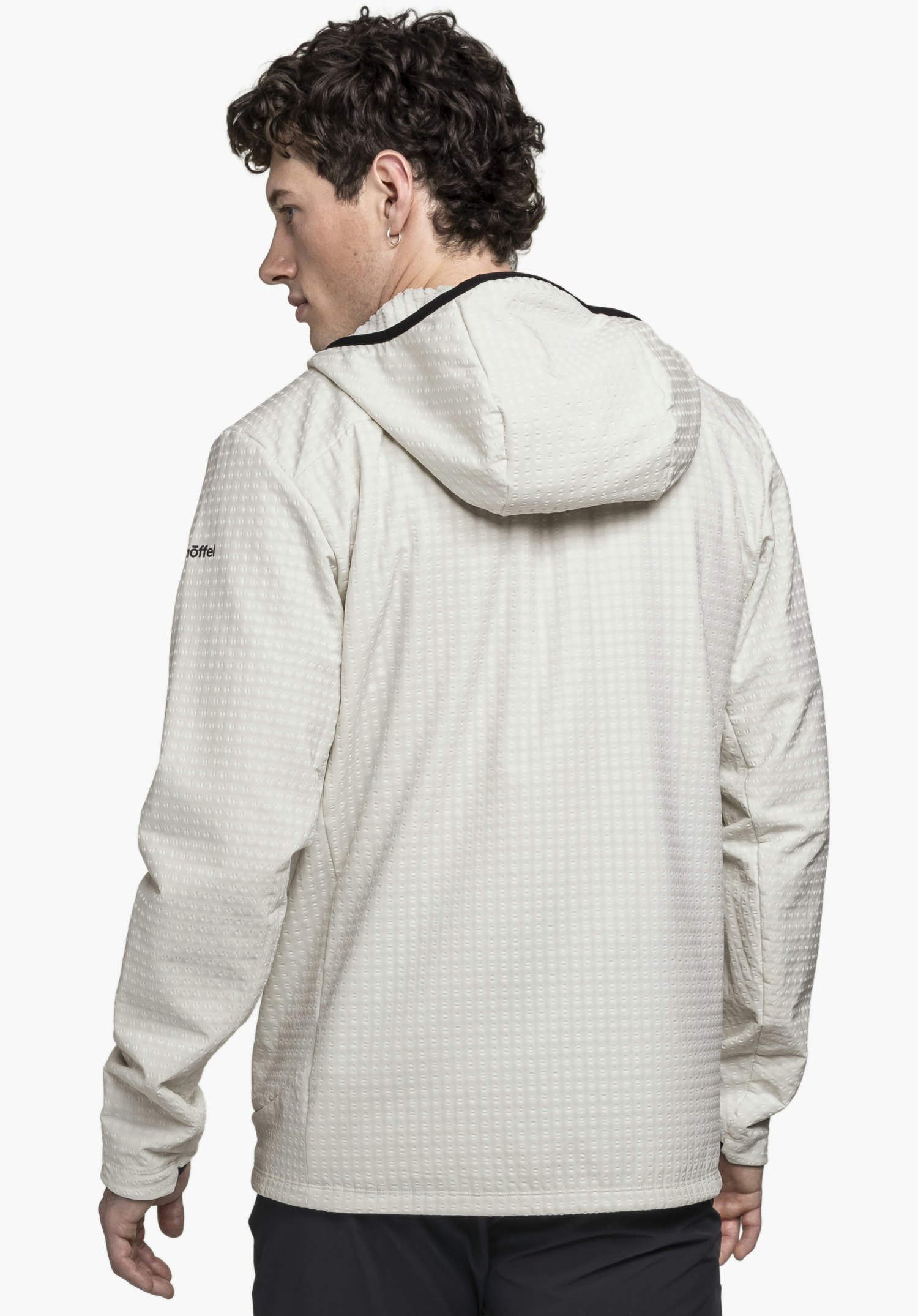 Fleece Hoody Style Enixa MEN de couleur natur, vue de dos avec une légère rotation latérale sur un fond neutre, laissant apparaître le logo Schöffel sur le haut du bras.