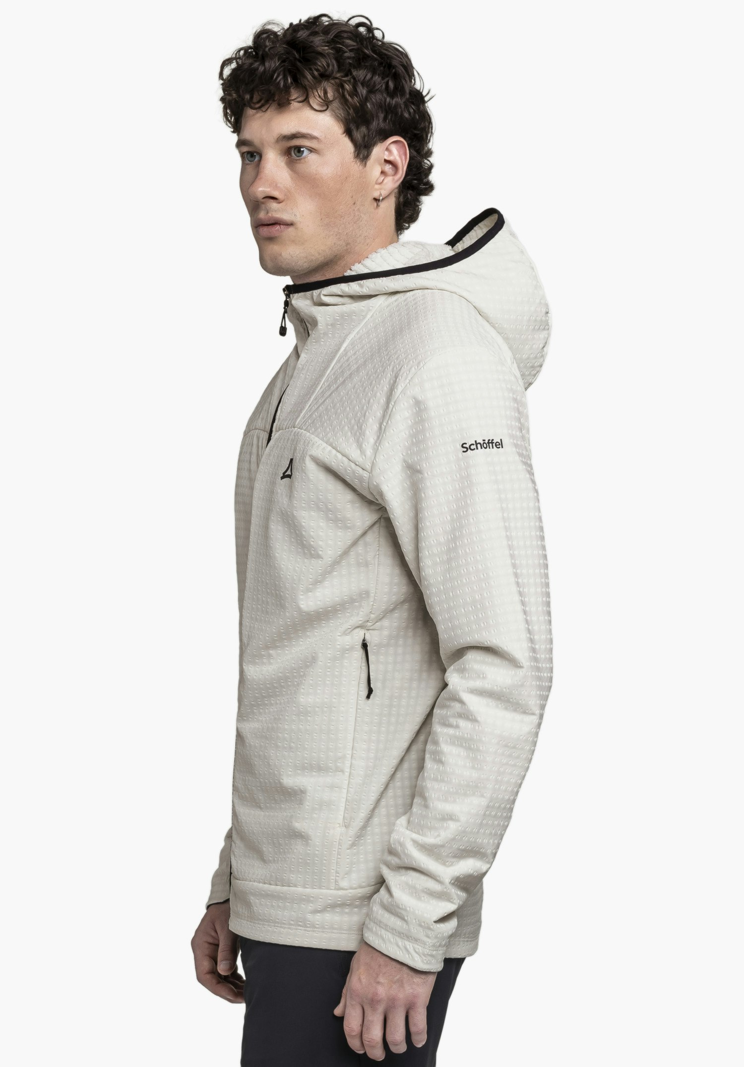 Fleece Hoody Style Enixa MEN in der Farbe natur. Das Modell ist seitlich vor einem neutralen Hintergrund abgebildet und präsentiert die strukturierte Oberfläche des Hoodys sowie das dezent platzierte Schöffel-Logo auf dem Oberarm.