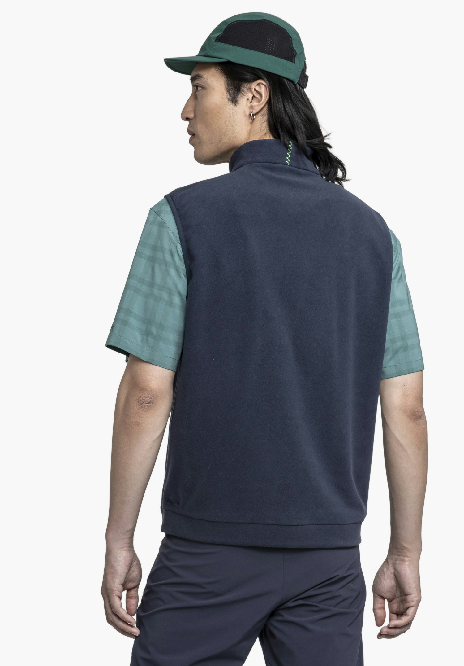 Fleece Vt Style Ash MEN in Blau in der Rückenansicht an einem Model vor neutralem Hintergrund mit dezentem Schöffel-Logo am unteren Saum.