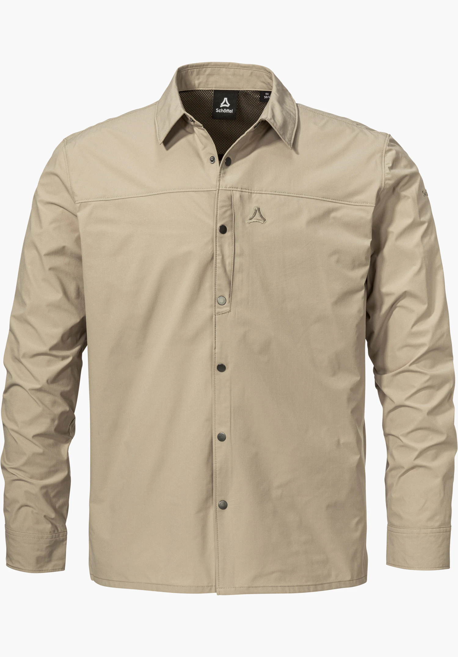 Shirt Style Maghera MEN als beigefarbenes, langärmliges Hemd mit durchgehender Knopfleiste und dezentem Schöffel-Logo auf der linken Brust, freigestellt vor weißem Hintergrund.