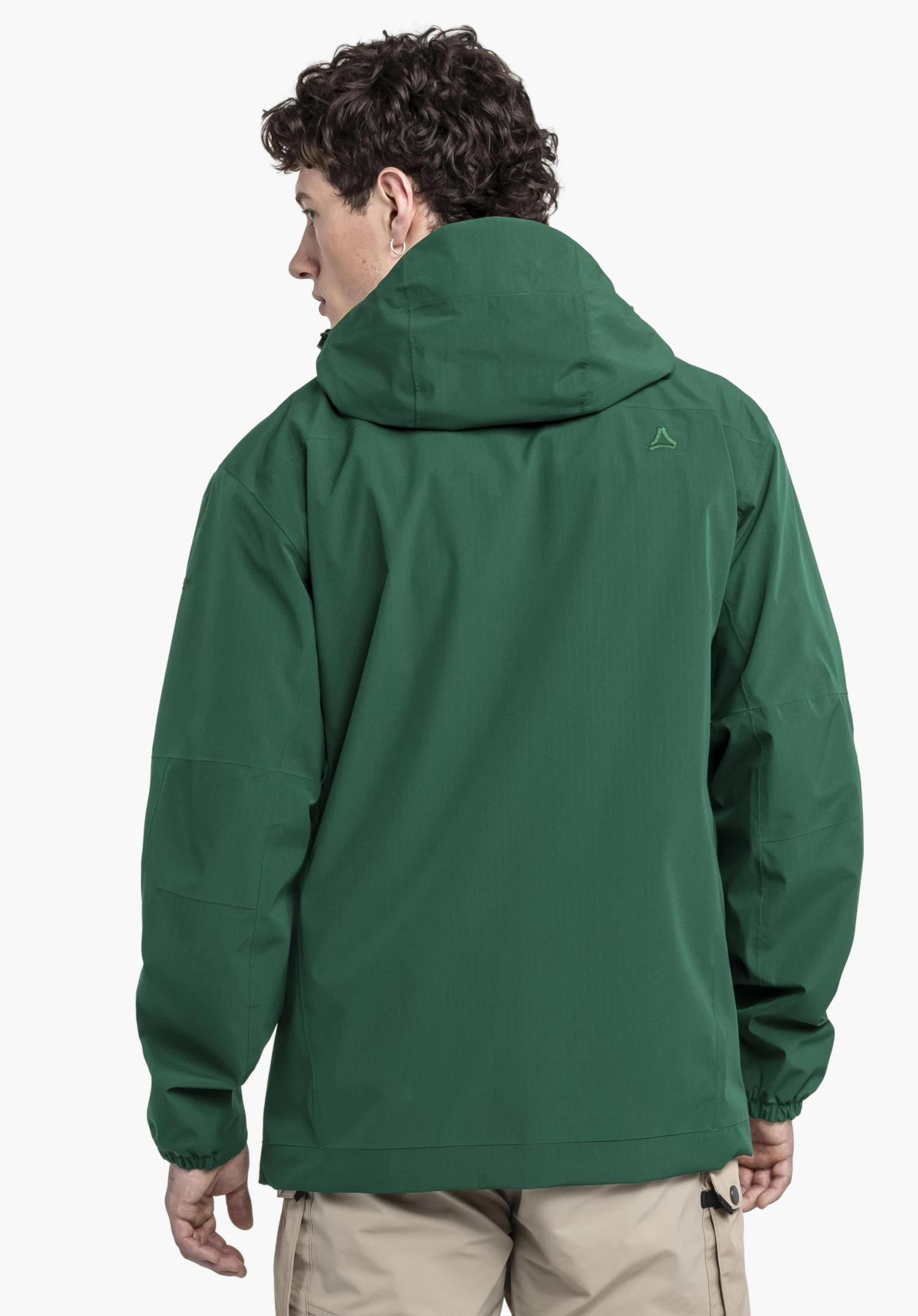 2L Jacket Style Maghera MEN, getragen von einem Model in der Rückenansicht. Die grüne Jacke verfügt über eine Kapuze und zeigt das Schöffel-Logo auf der rechten Schulterpartie. Das Model steht vor einem neutralen Hintergrund.