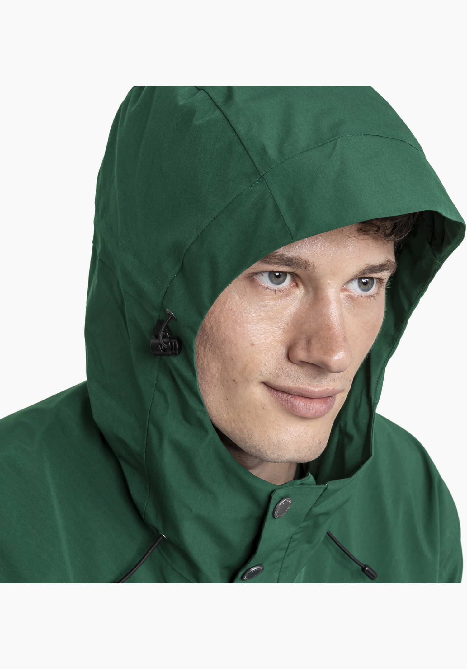2L Jacket Style Maghera MEN, Detailansicht der grünen Kapuze mit schwarzem Kordelstopper und dem hochschließenden Kragen mit metallischen Druckknöpfen, Nahaufnahme vor weißem/neutralem Hintergrund.