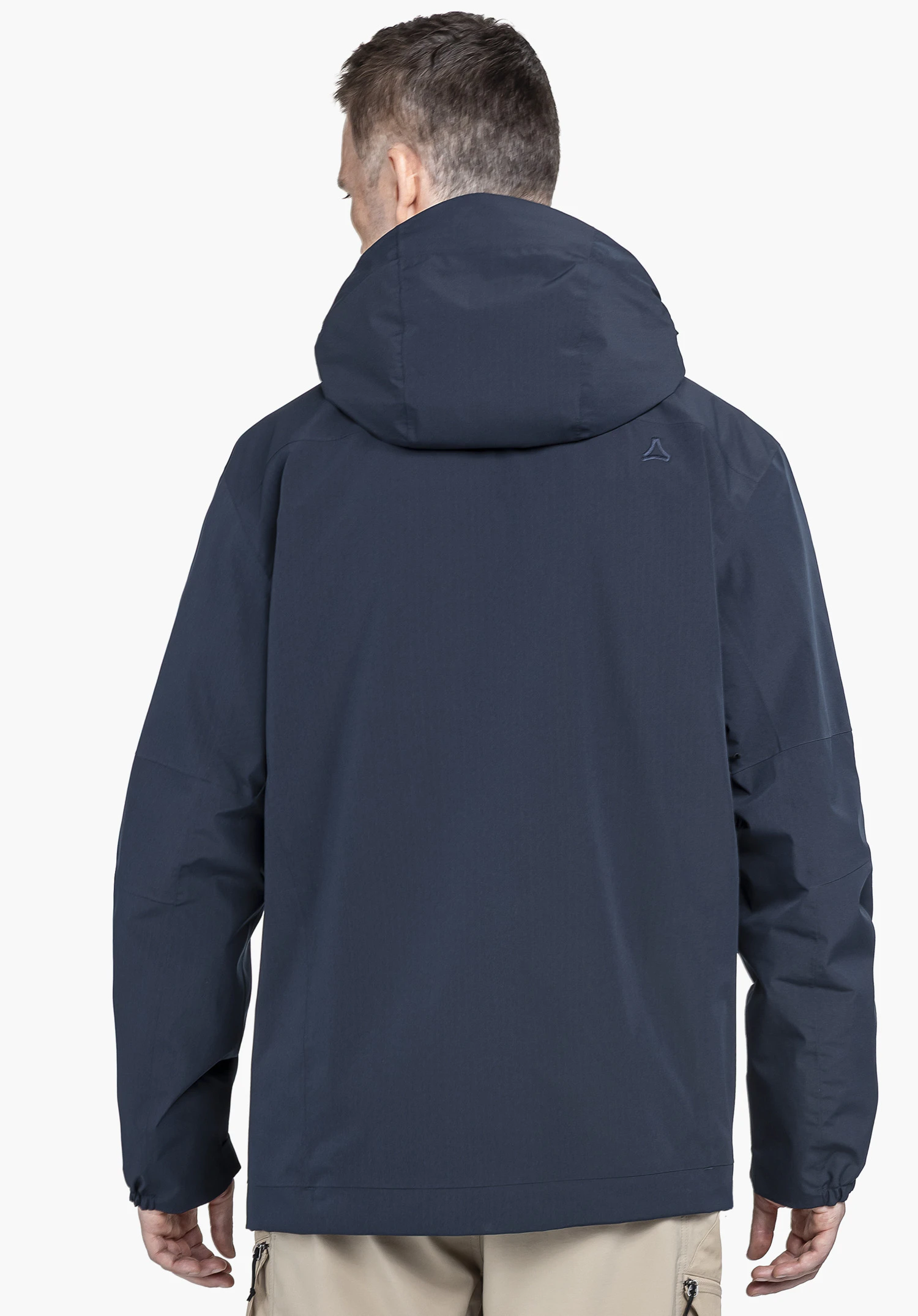 2L Jacket Style Maghera MEN in Blau. Ein Model zeigt die Jacke in der Rückenansicht vor einem neutralen Hintergrund, wobei das Schöffel-Logo auf der rechten Schulter zu sehen ist.