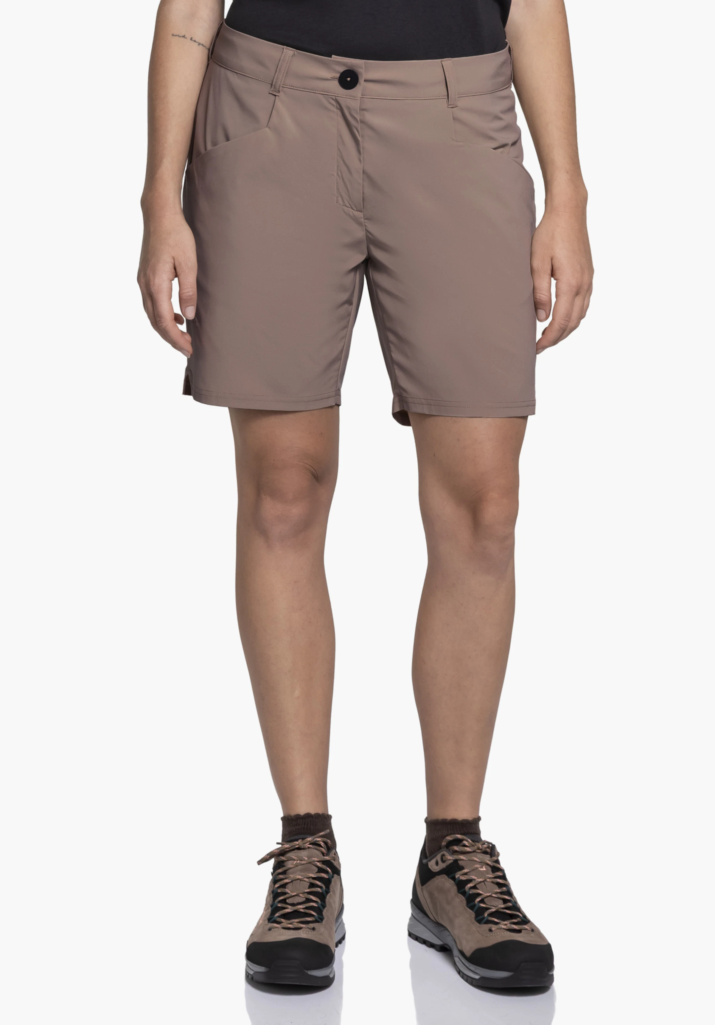 CIRC Shorts Style Smue WMN in Braun an einem Model, das frontal steht, kombiniert mit Wanderschuhen vor einem neutralen Hintergrund.