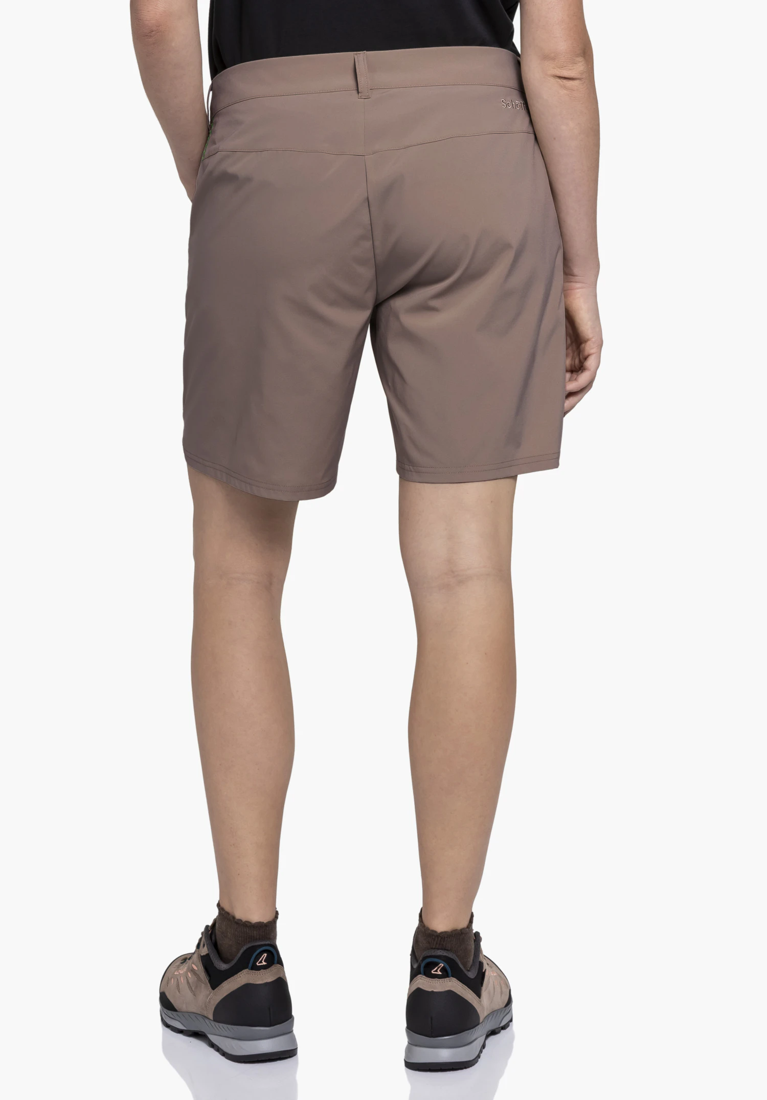 CIRC Shorts Style Smue WMN an einem Model in der Rückenansicht. Man sieht die braune kurze Hose mit dem Schöffel-Logo auf der rechten Rückseite, während das Model vor einem neutralen Hintergrund steht.