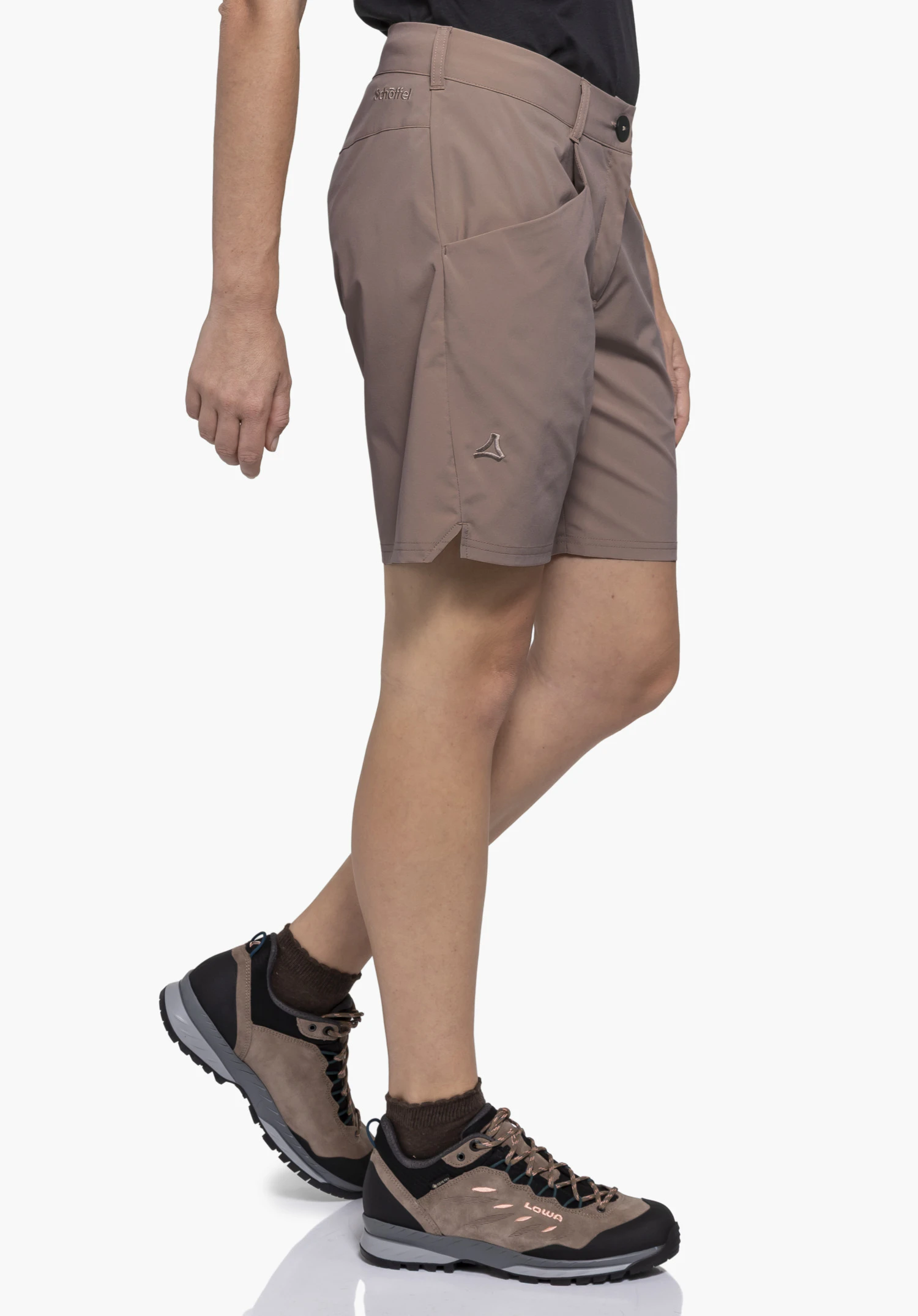 CIRC Shorts Style Smue WMN getragen von einem Model, das seitlich steht. Die braune Shorts mit sichtbarem Schöffel-Logo am Bein wird vor einem neutralen Hintergrund präsentiert.