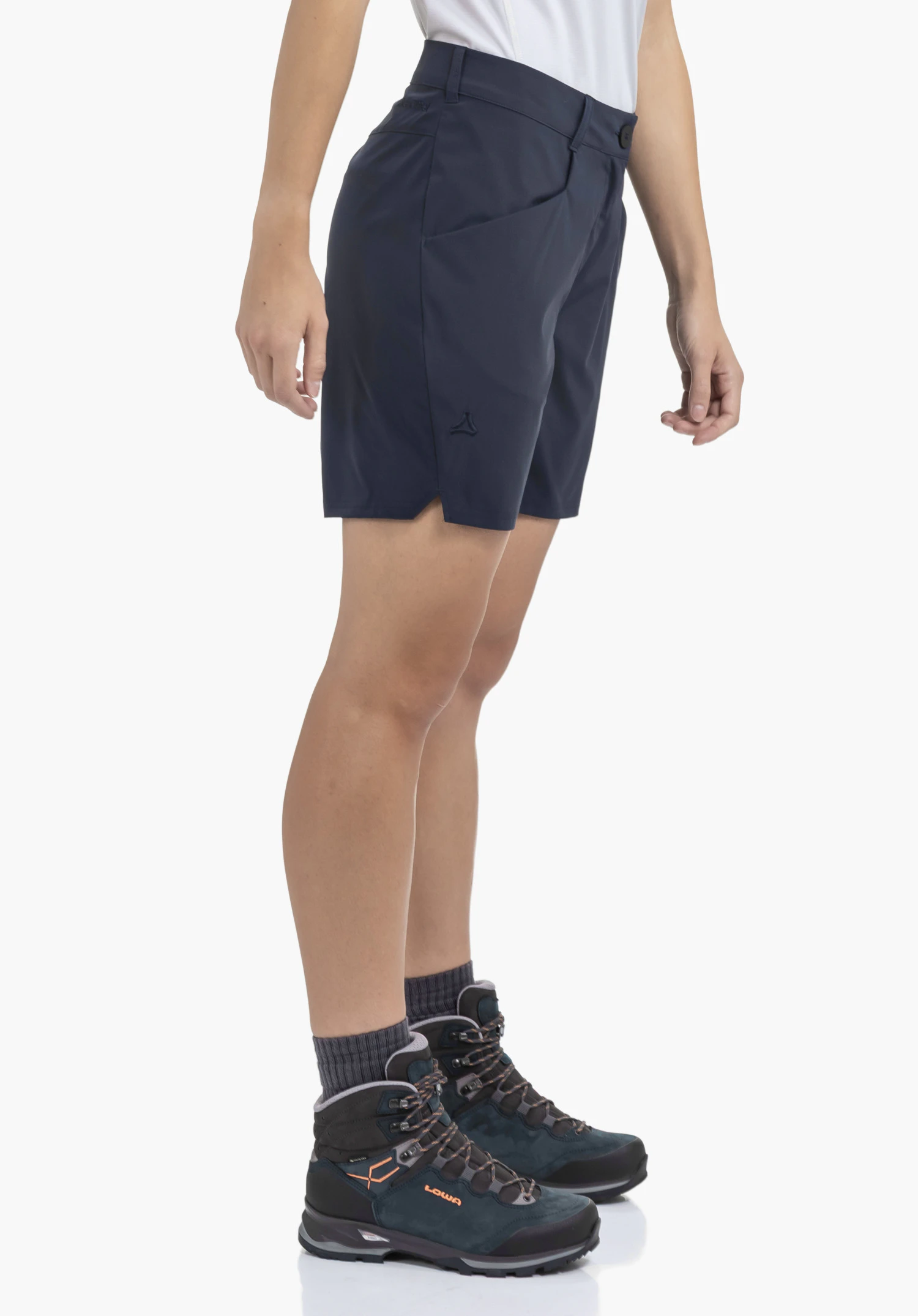 CIRC Shorts Style Smue WMN getragen von einem Model, das seitlich steht. Die blauen Shorts zeigen eine Eingrifftasche und das Schöffel-Logo am unteren Saum vor einem neutralen Hintergrund.
